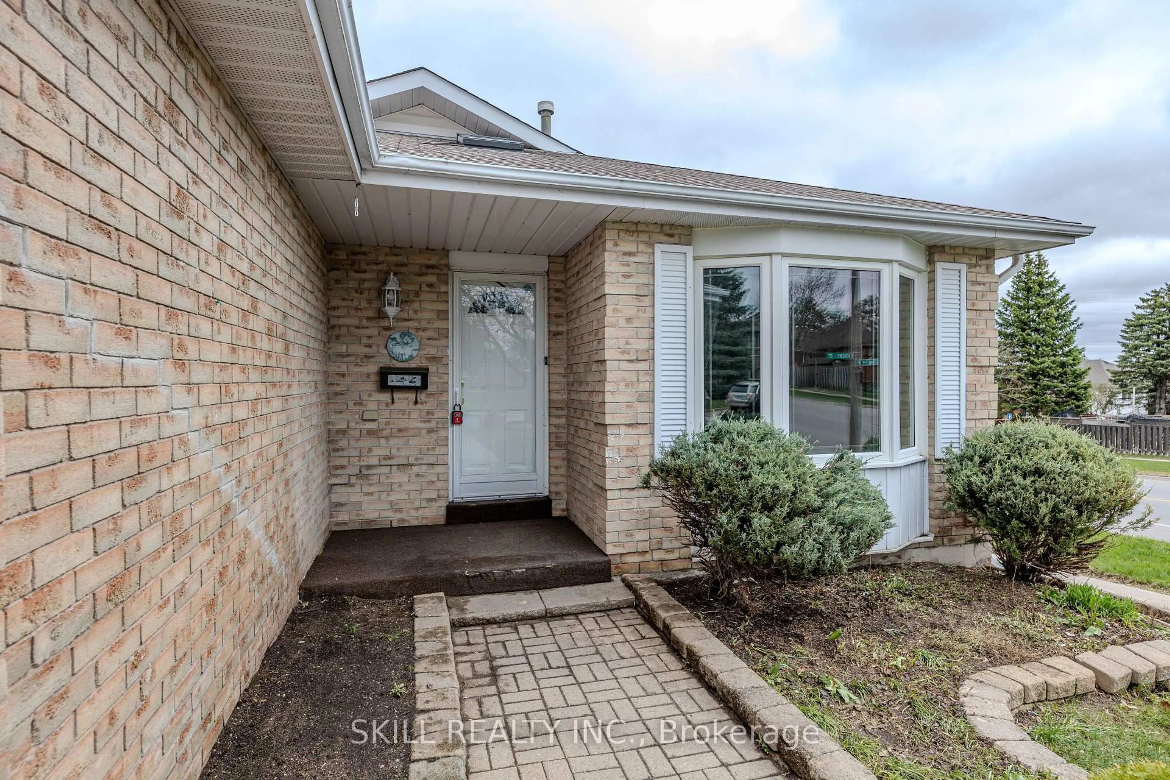 Home with brick exterior material, street for 1 NUGENT Crt, Barrie Ontario L4N 7A9
