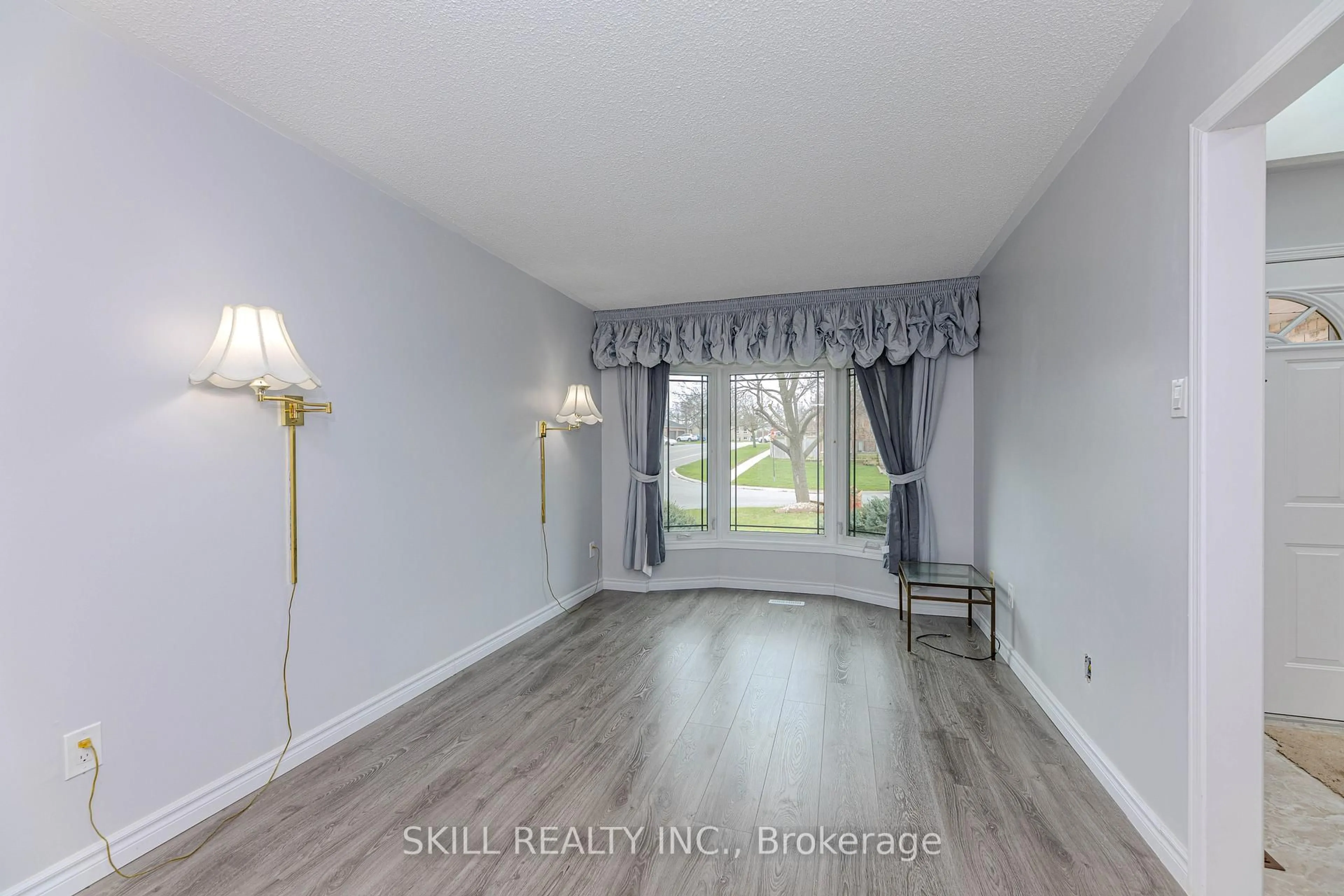 A pic of a room for 1 NUGENT Crt, Barrie Ontario L4N 7A9