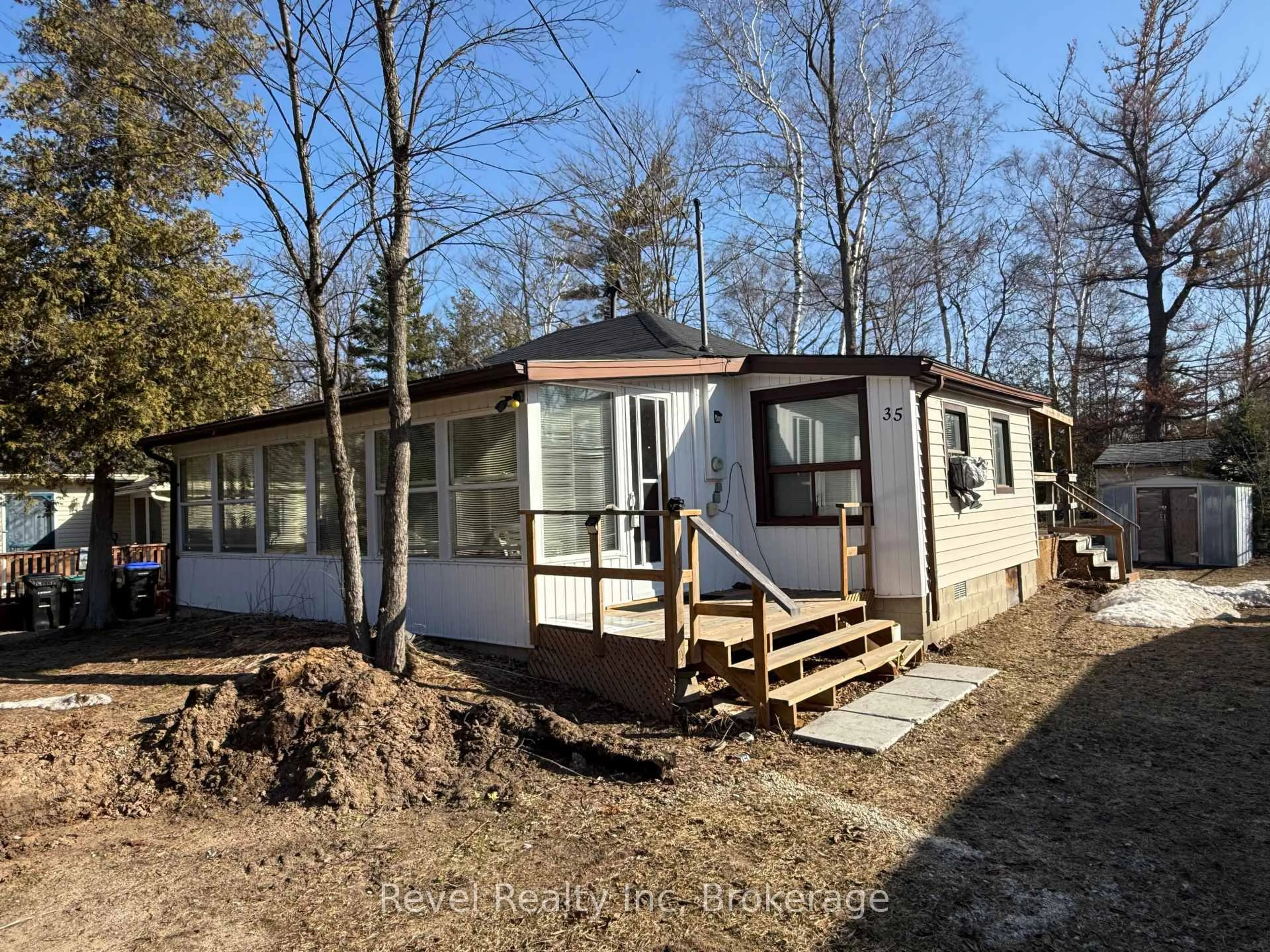 Home with vinyl exterior material, unknown for 35 61st St, Wasaga Beach Ontario L9Z 1V7