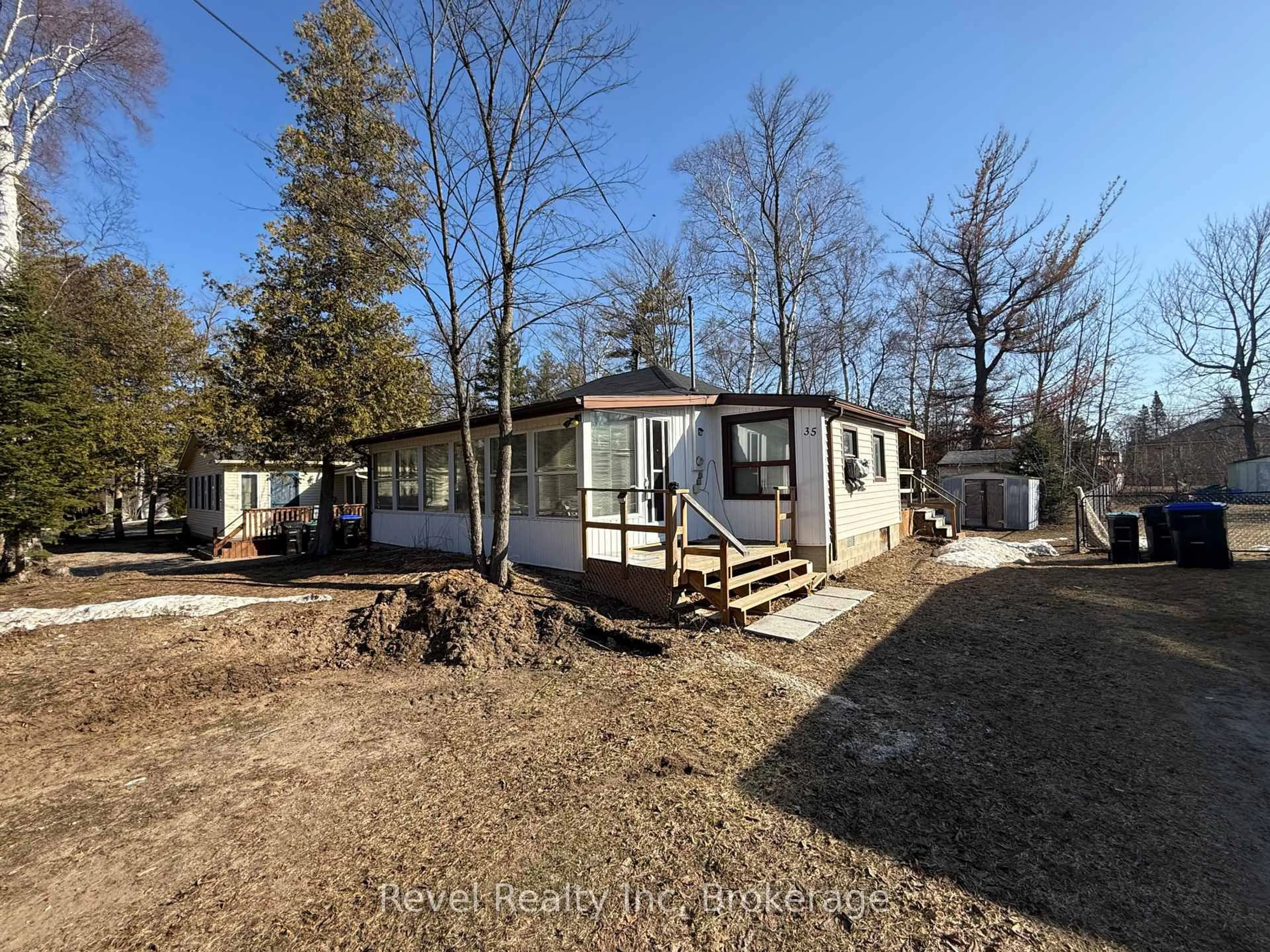 A pic from outside/outdoor area/front of a property/back of a property/a pic from drone, street for 35 61st St, Wasaga Beach Ontario L9Z 1V7