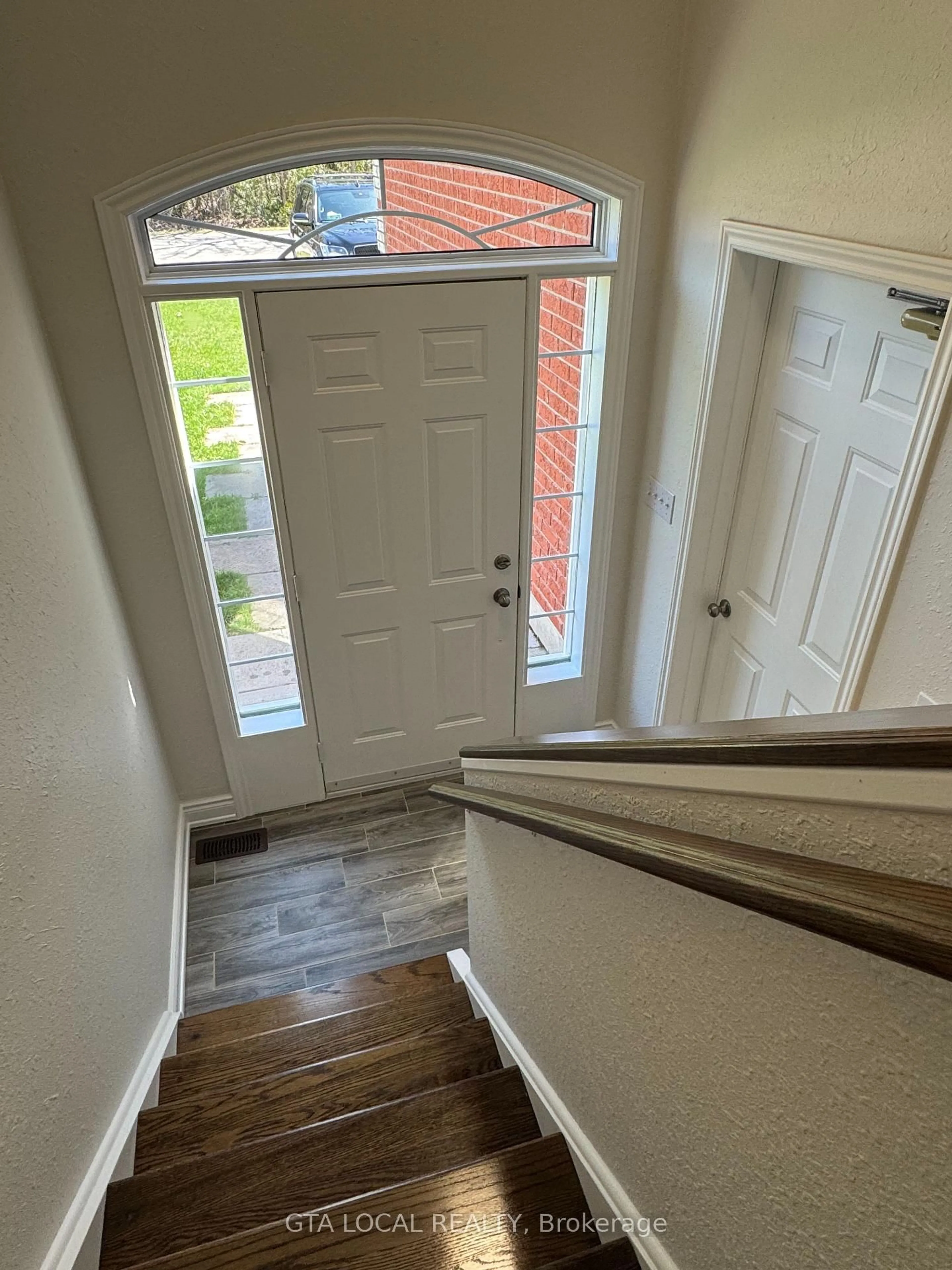 Indoor entryway for 98 Osborne St, Tay Ontario L0K 2A0