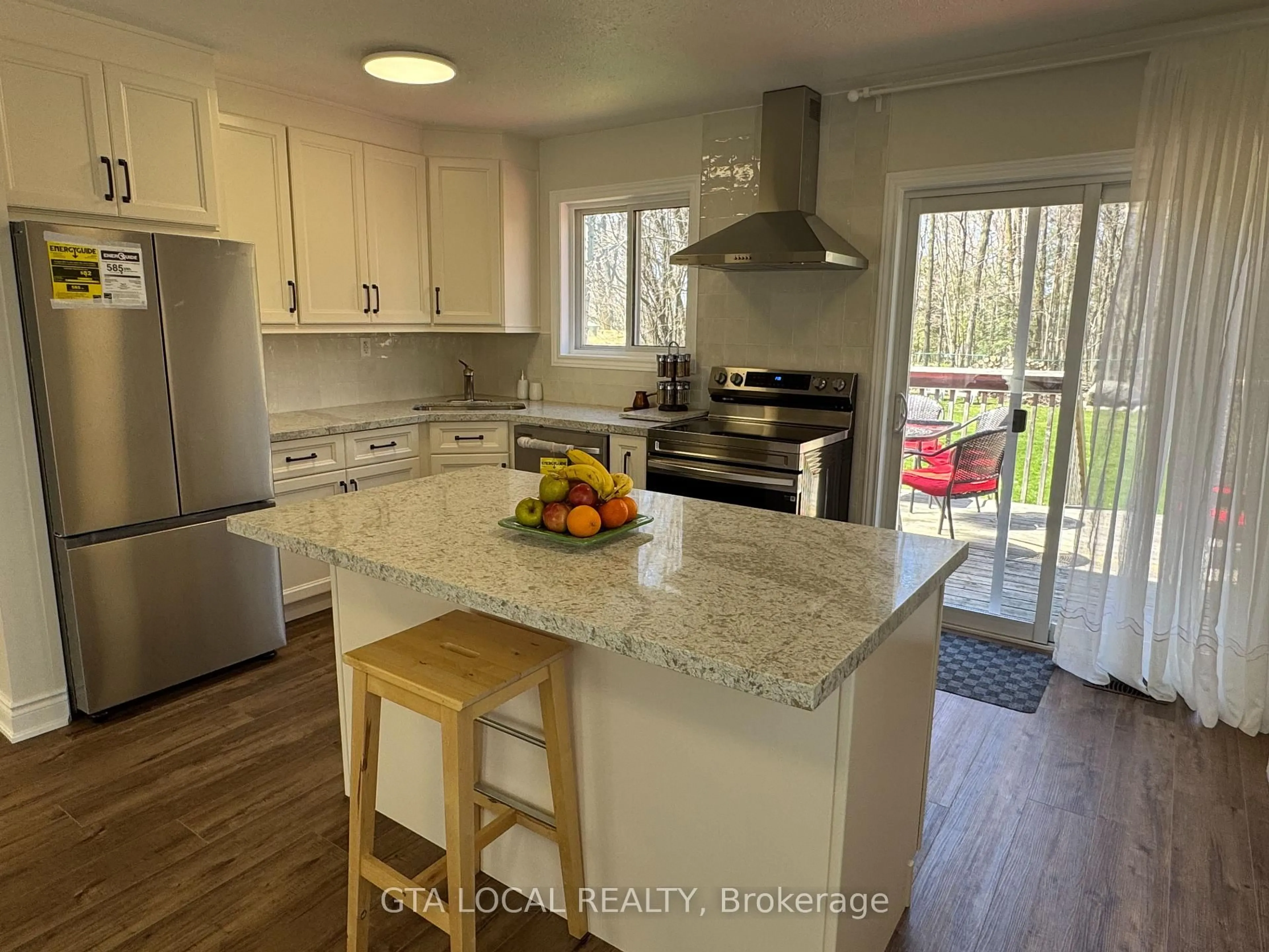 Open concept kitchen, wood/laminate floor for 98 Osborne St, Tay Ontario L0K 2A0