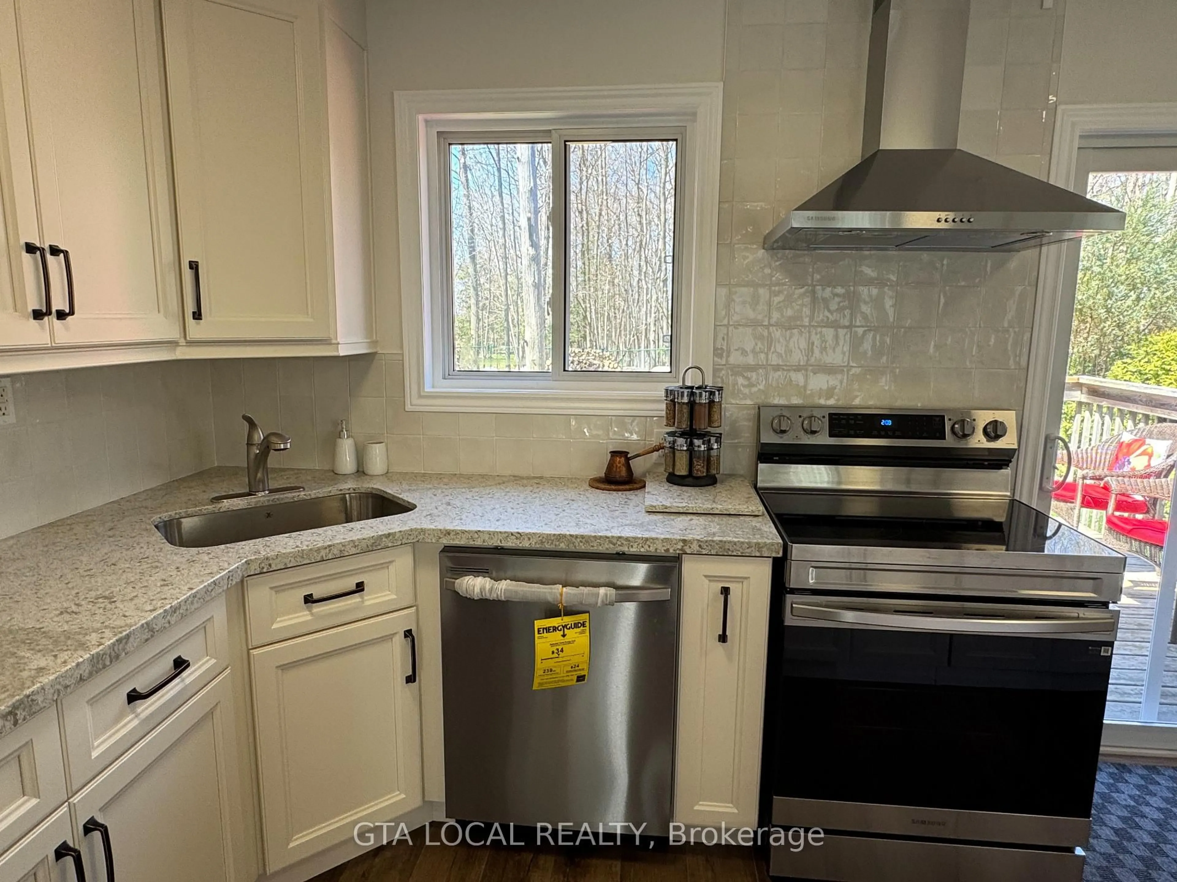 Standard kitchen, unknown for 98 Osborne St, Tay Ontario L0K 2A0
