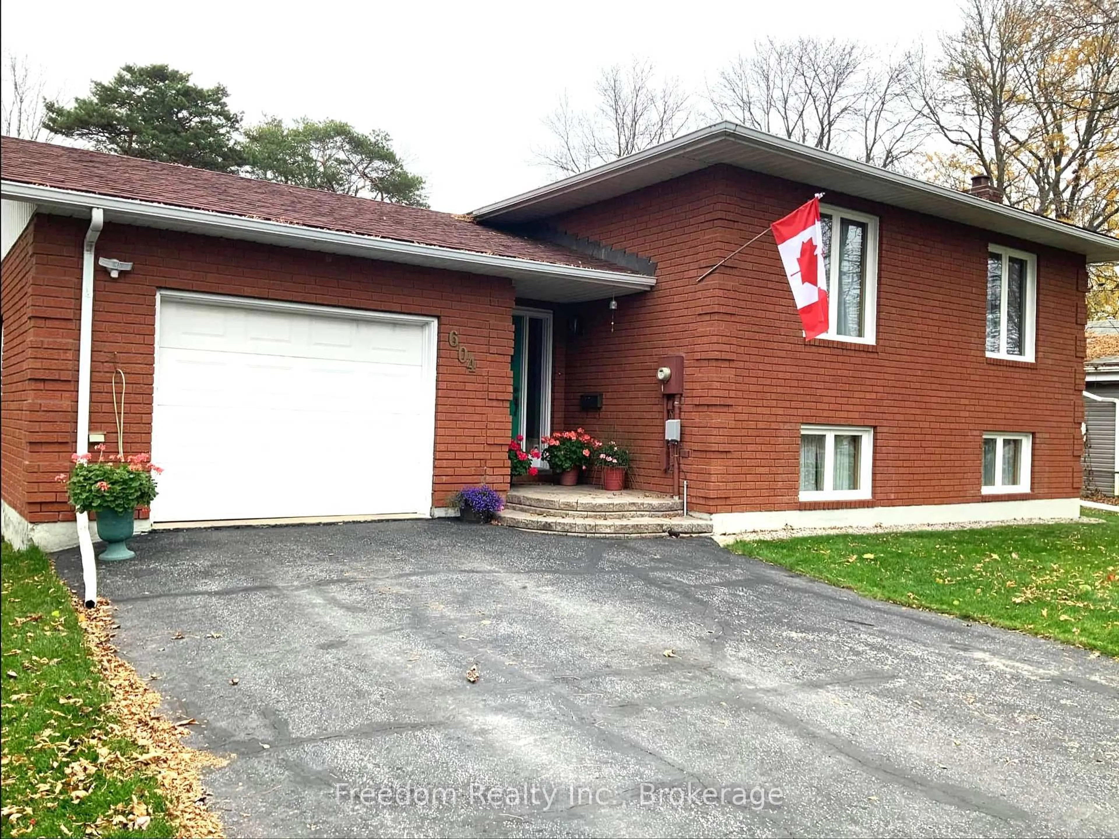 Home with brick exterior material, street for 604 West St, Orillia Ontario L3V 5H6