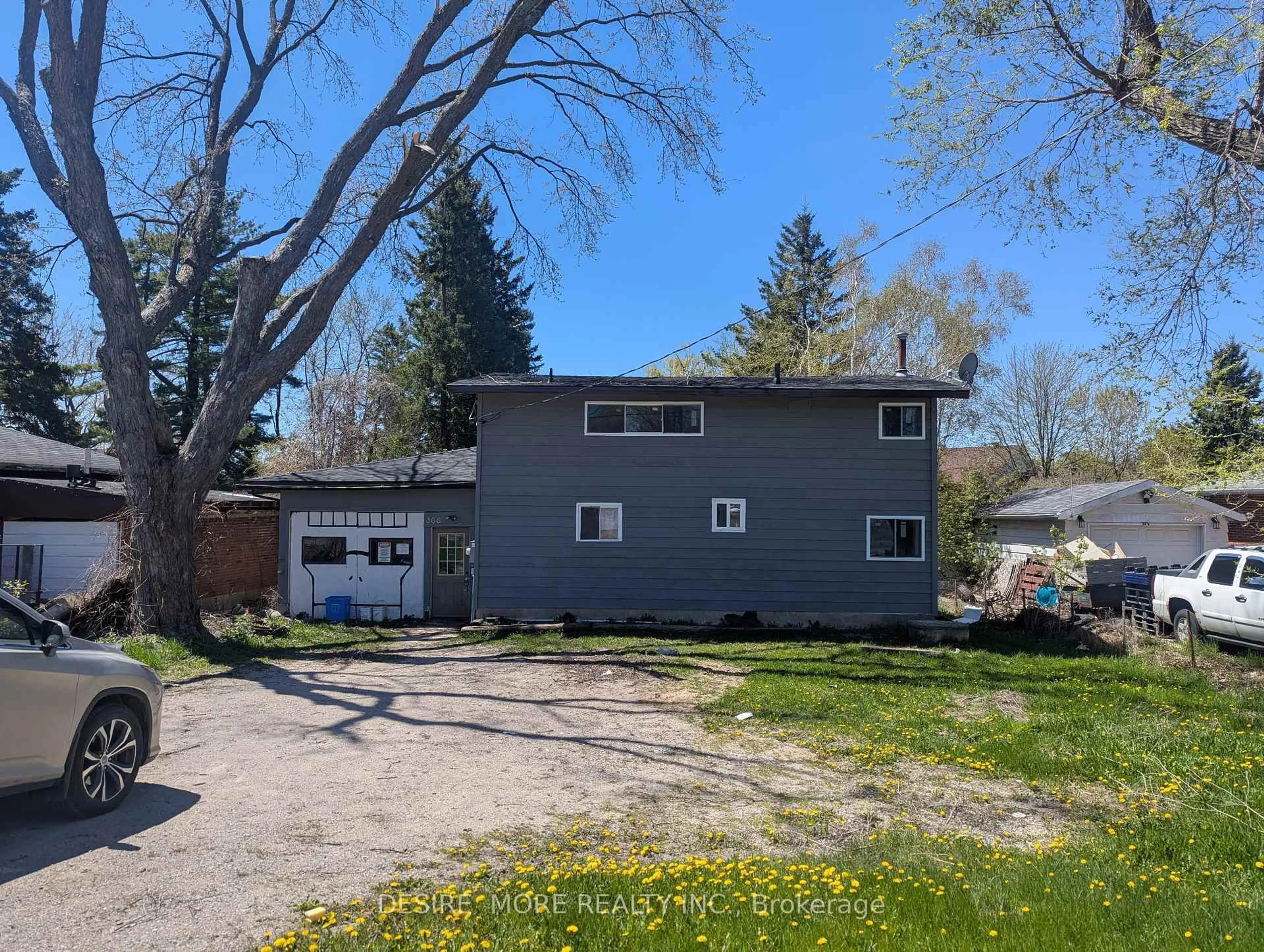 A pic from outside/outdoor area/front of a property/back of a property/a pic from drone, street for 366 Yonge St, Barrie Ontario L4N 4C8
