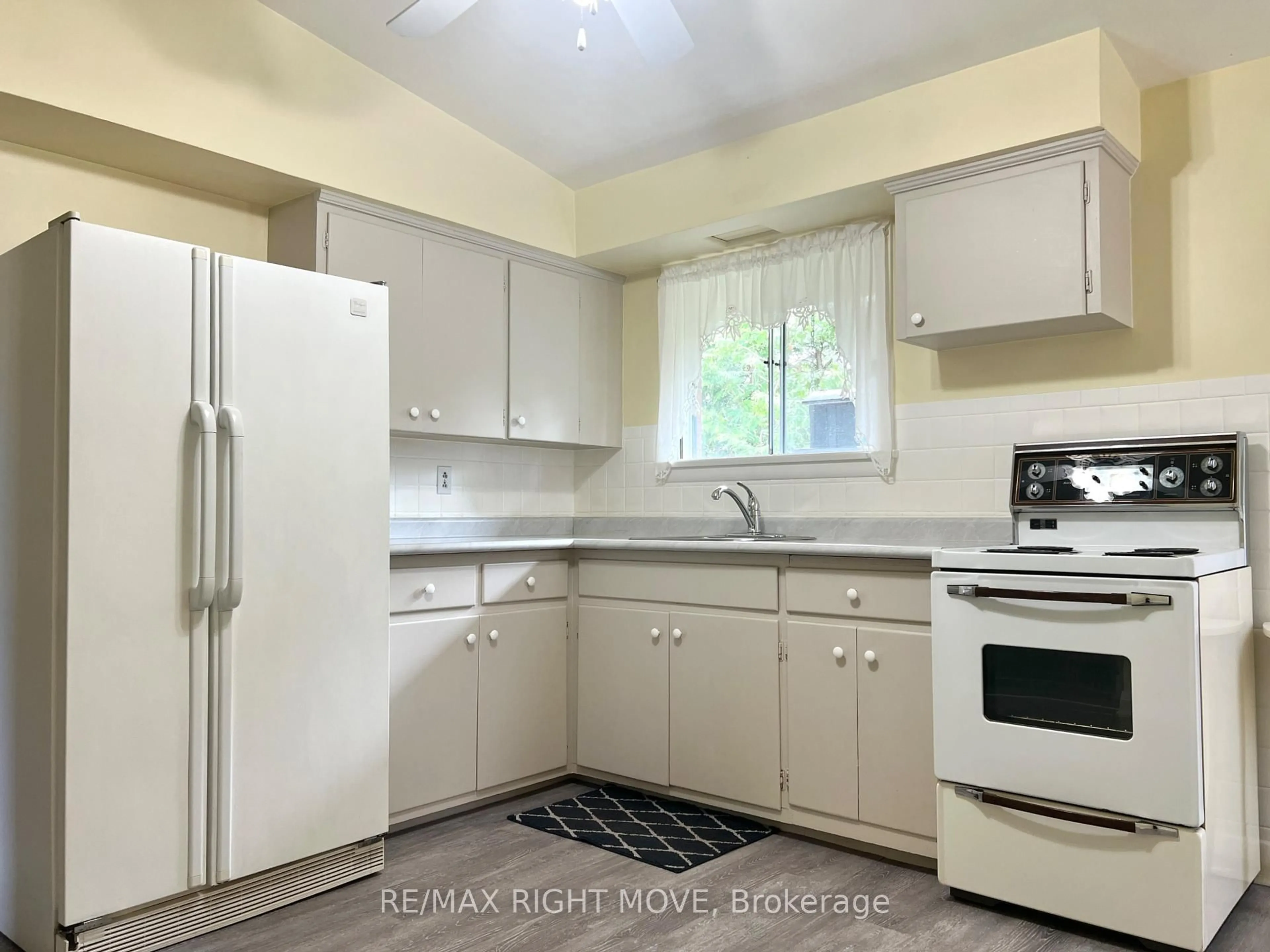 Standard kitchen, unknown for 325 Delia St, Orillia Ontario L3V 1H1