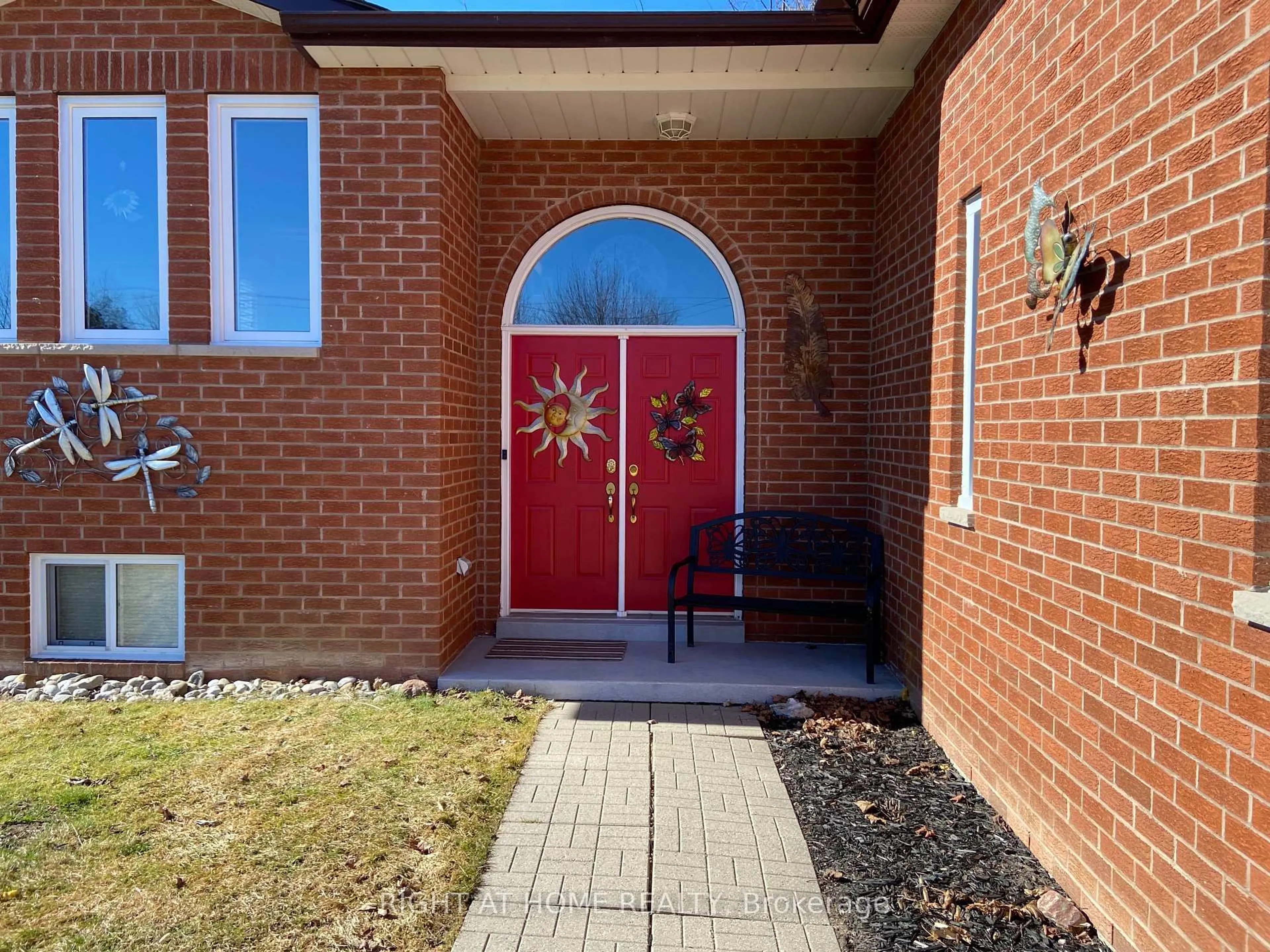 Indoor entryway for 4 Campbell Ave, Oro-Medonte Ontario L0L 1T0