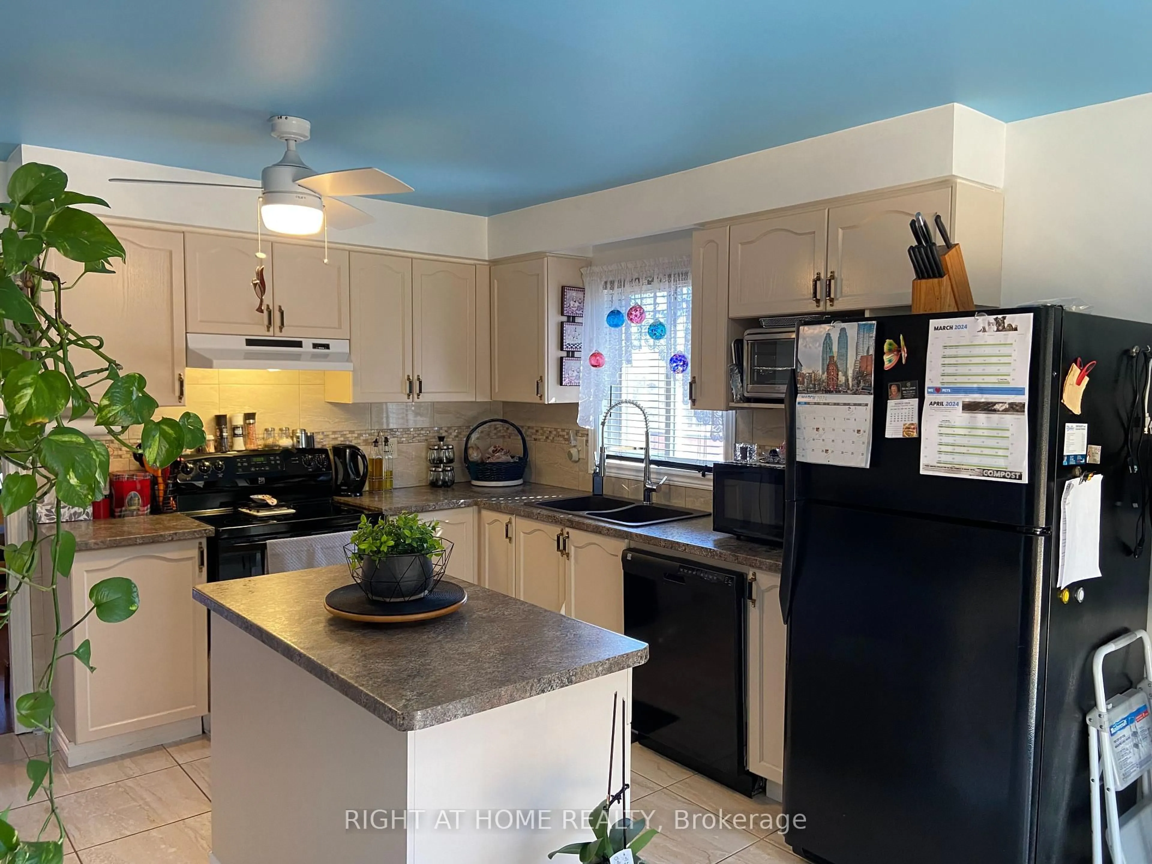Open concept kitchen, ceramic/tile floor for 4 Campbell Ave, Oro-Medonte Ontario L0L 1T0