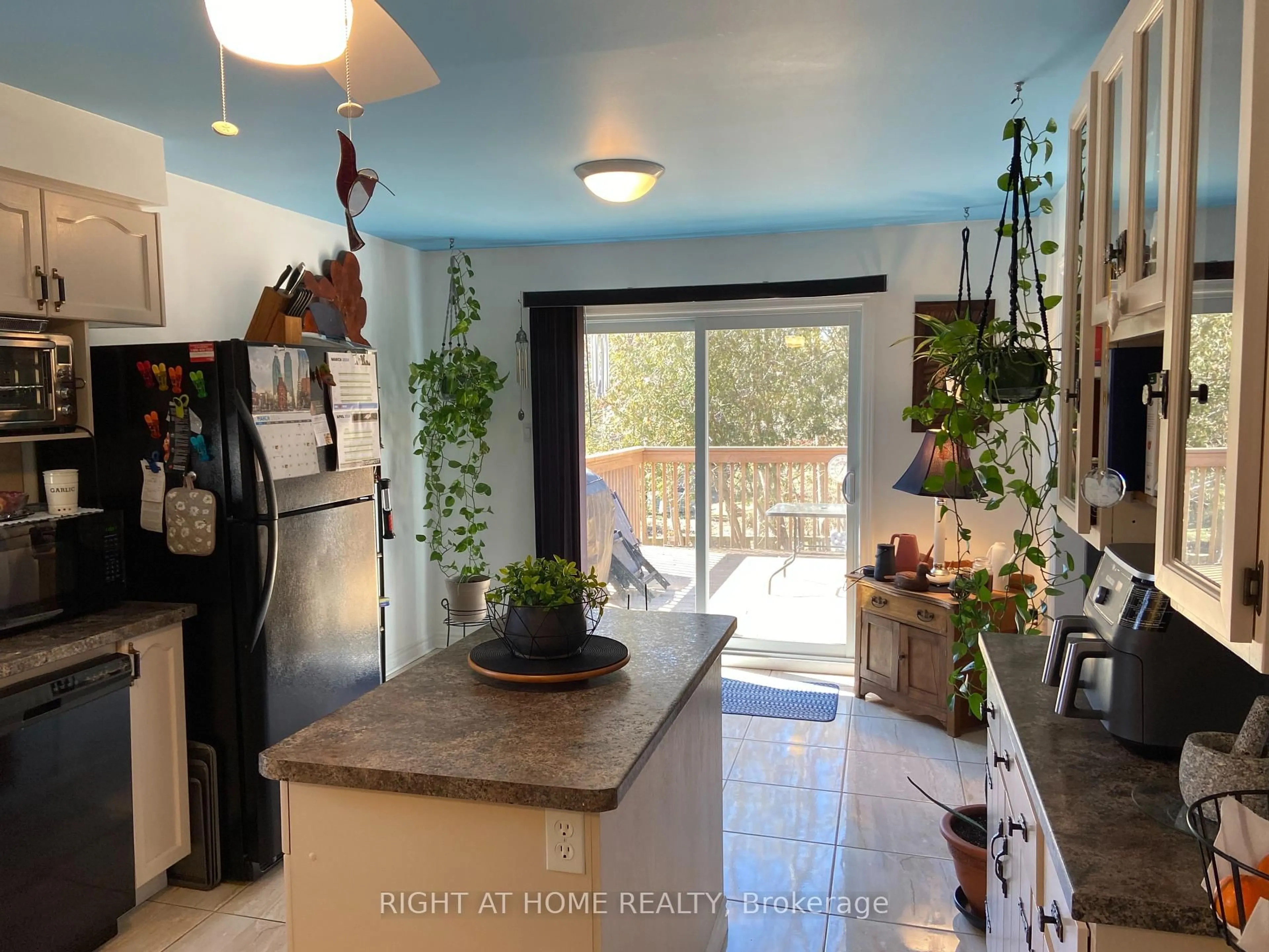 Open concept kitchen, ceramic/tile floor for 4 Campbell Ave, Oro-Medonte Ontario L0L 1T0