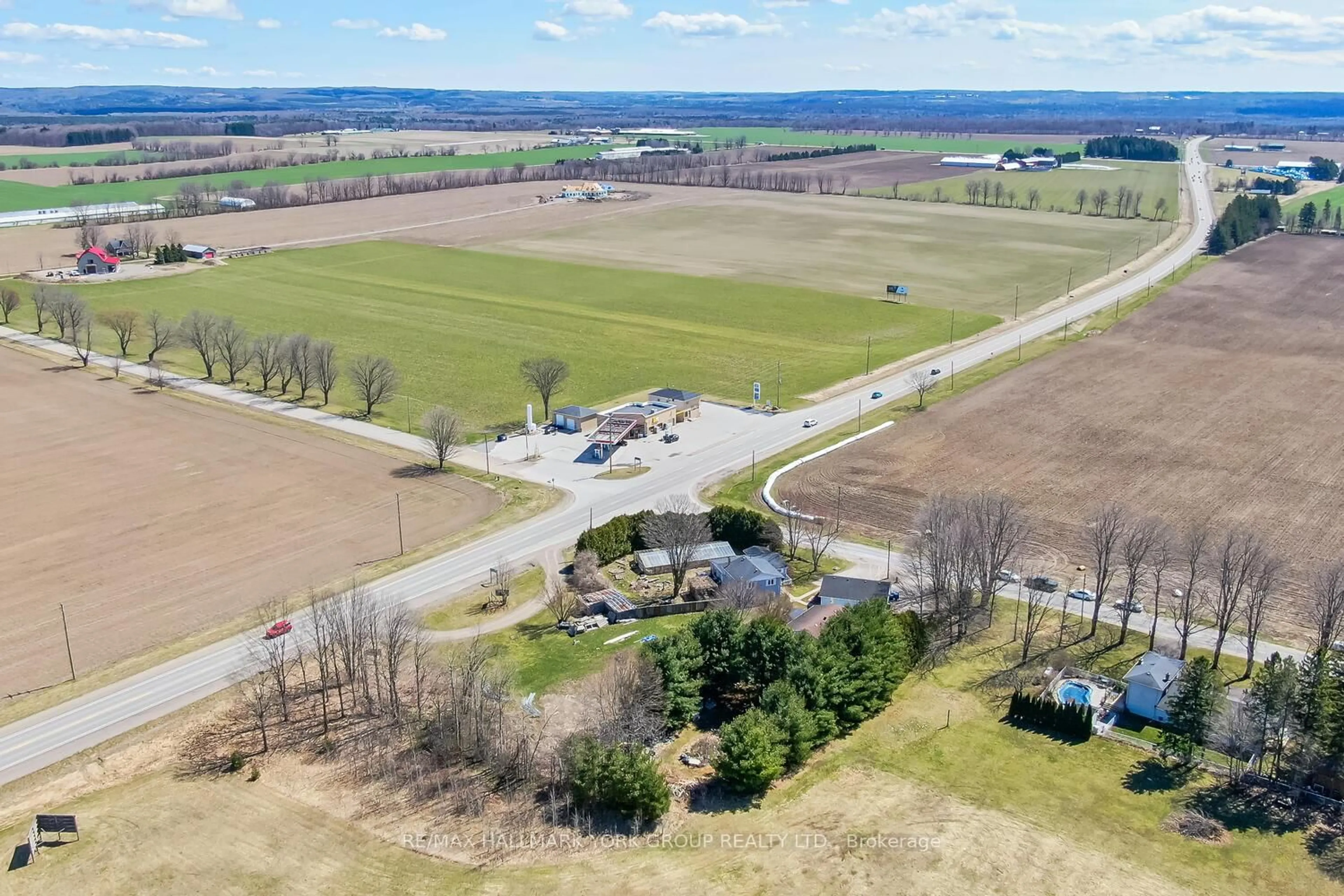 A pic from outside/outdoor area/front of a property/back of a property/a pic from drone, unknown for 1008 Rainbow Valley Rd, Springwater Ontario L0L 2K0