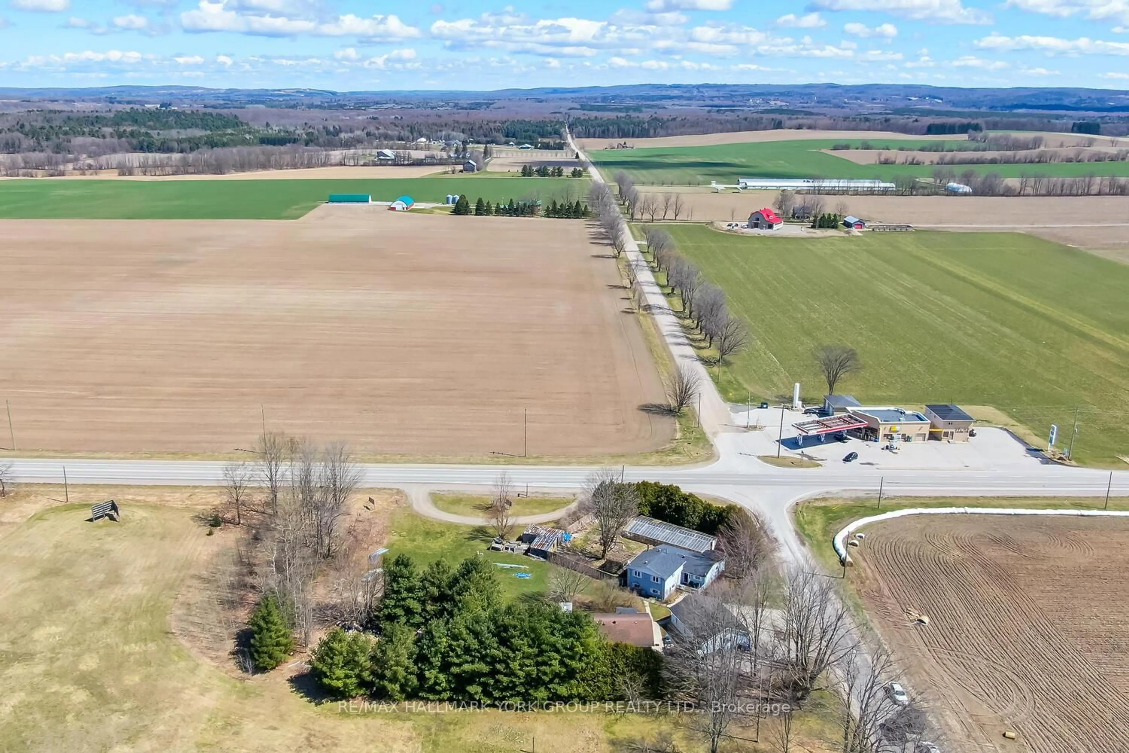 A pic from outside/outdoor area/front of a property/back of a property/a pic from drone, unknown for 1008 Rainbow Valley Rd, Springwater Ontario L0L 2K0