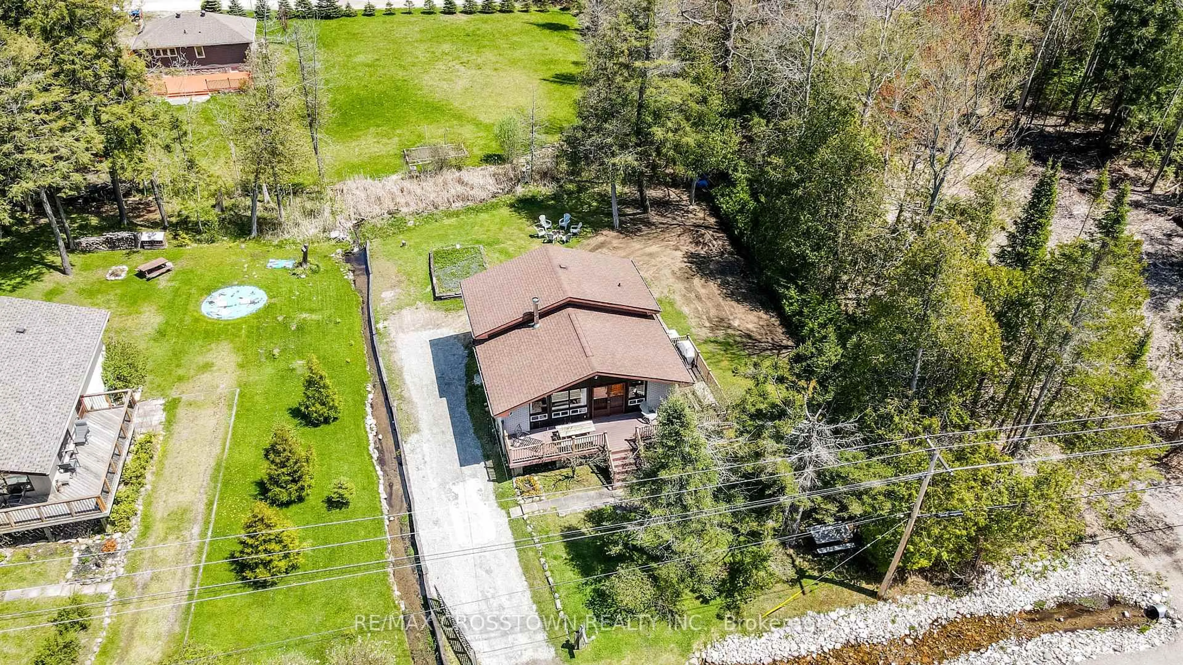 A pic from outside/outdoor area/front of a property/back of a property/a pic from drone, building for 69 Lesperance Rd, Tiny Ontario L0L 2J0