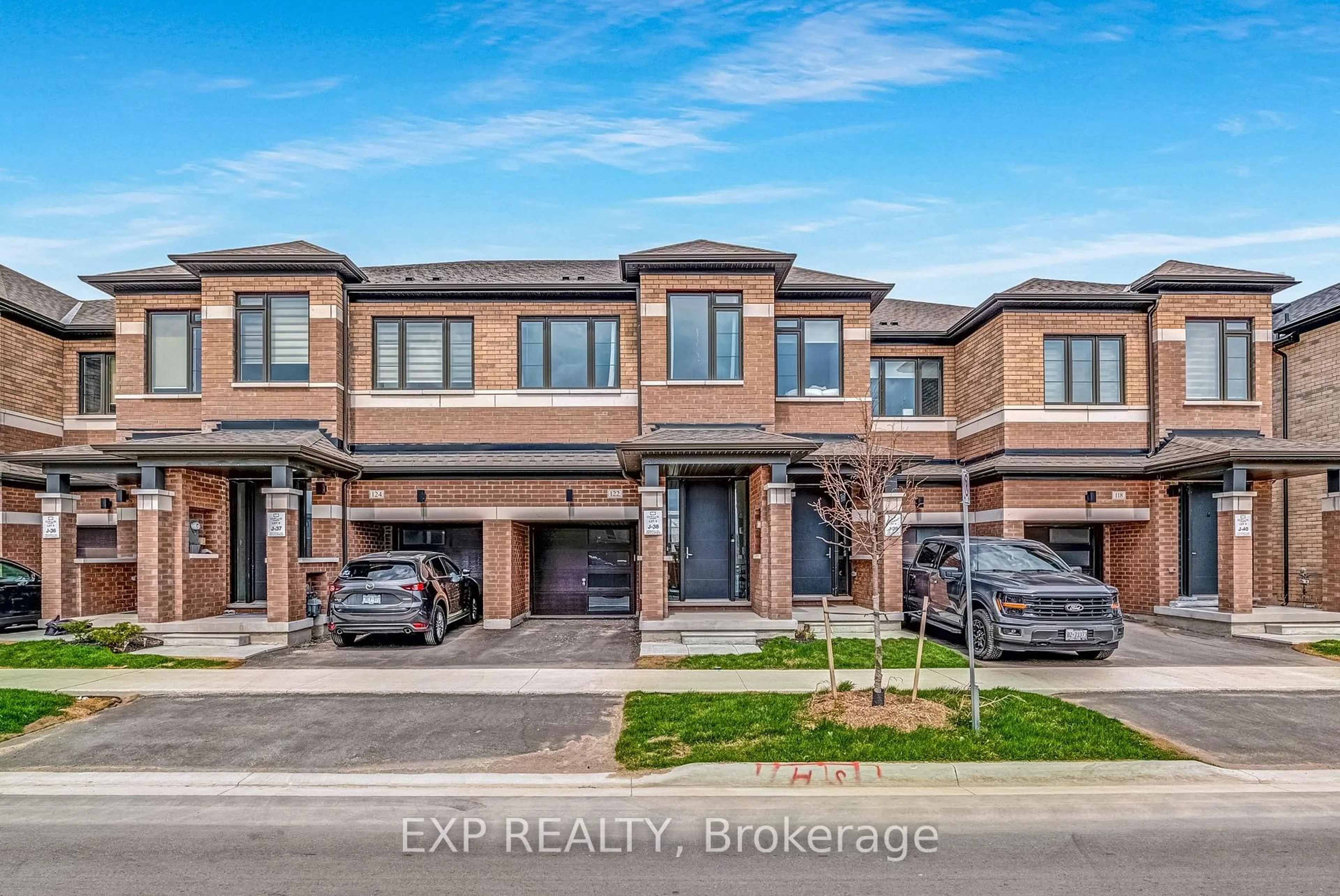 A pic from outside/outdoor area/front of a property/back of a property/a pic from drone, street for 122 Turnberry Lane, Barrie Ontario L9J 0M3