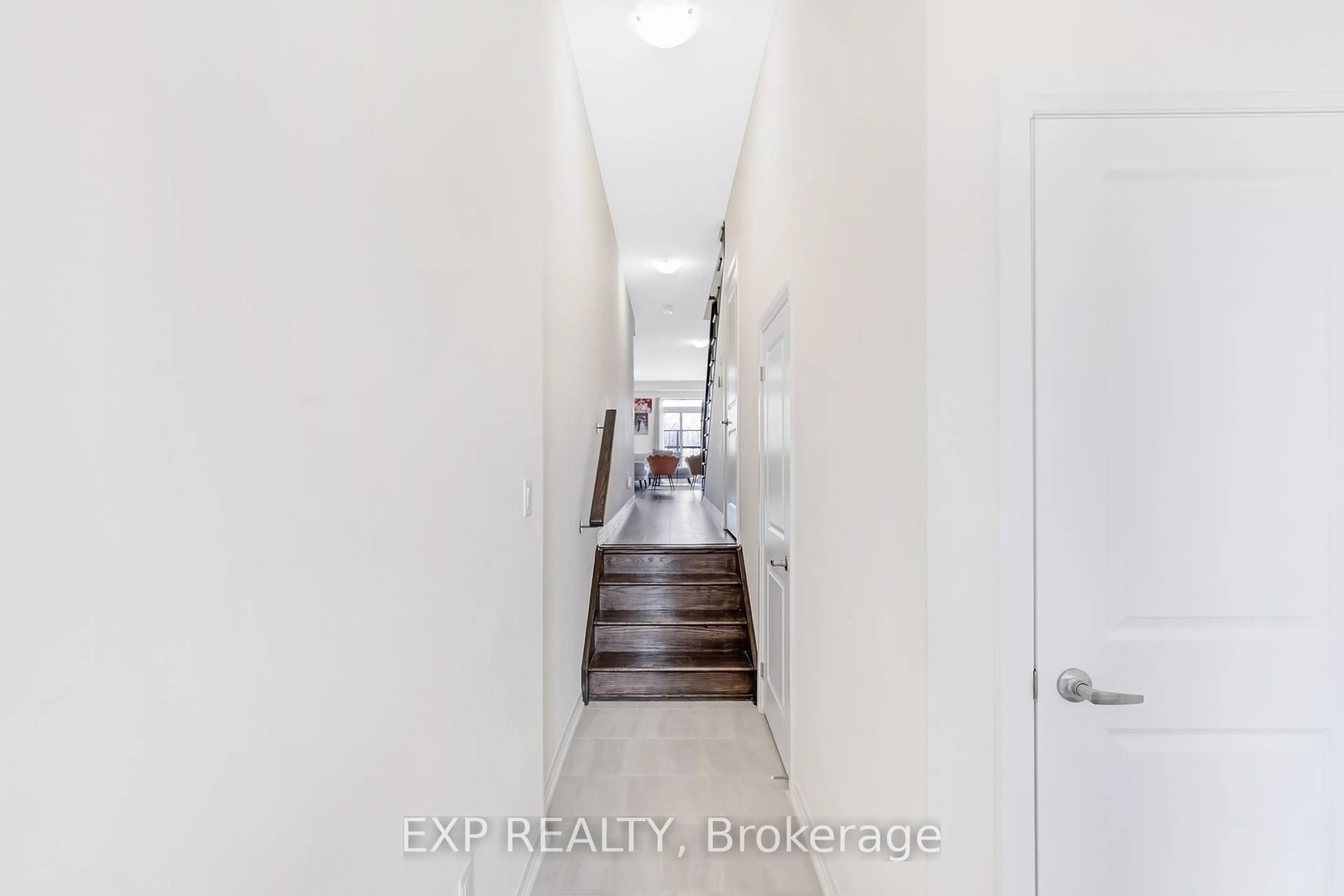 Indoor entryway for 122 Turnberry Lane, Barrie Ontario L9J 0M3