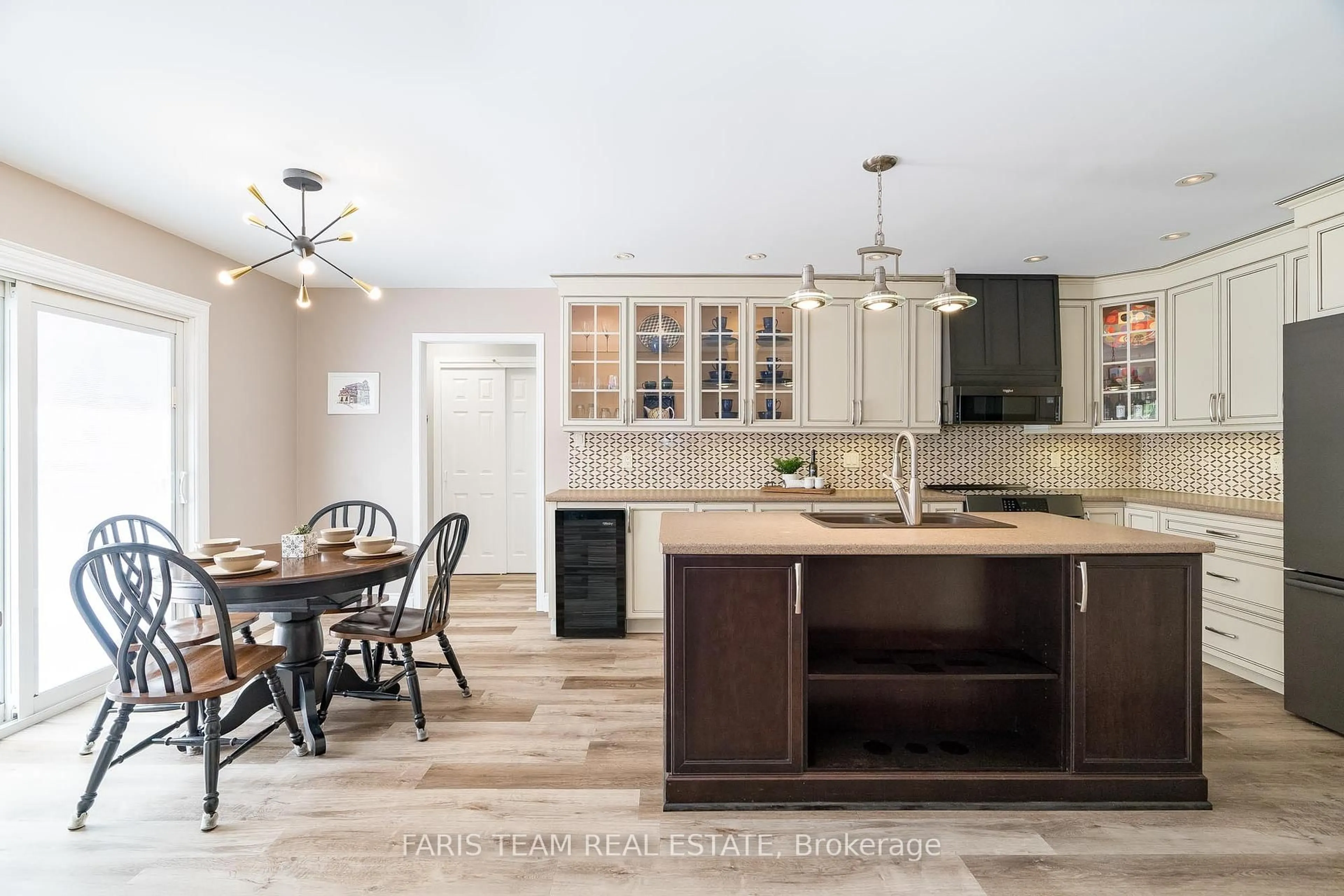 Open concept kitchen, unknown for 6 Meadowbrook Blvd, Tiny Ontario L9M 0M2