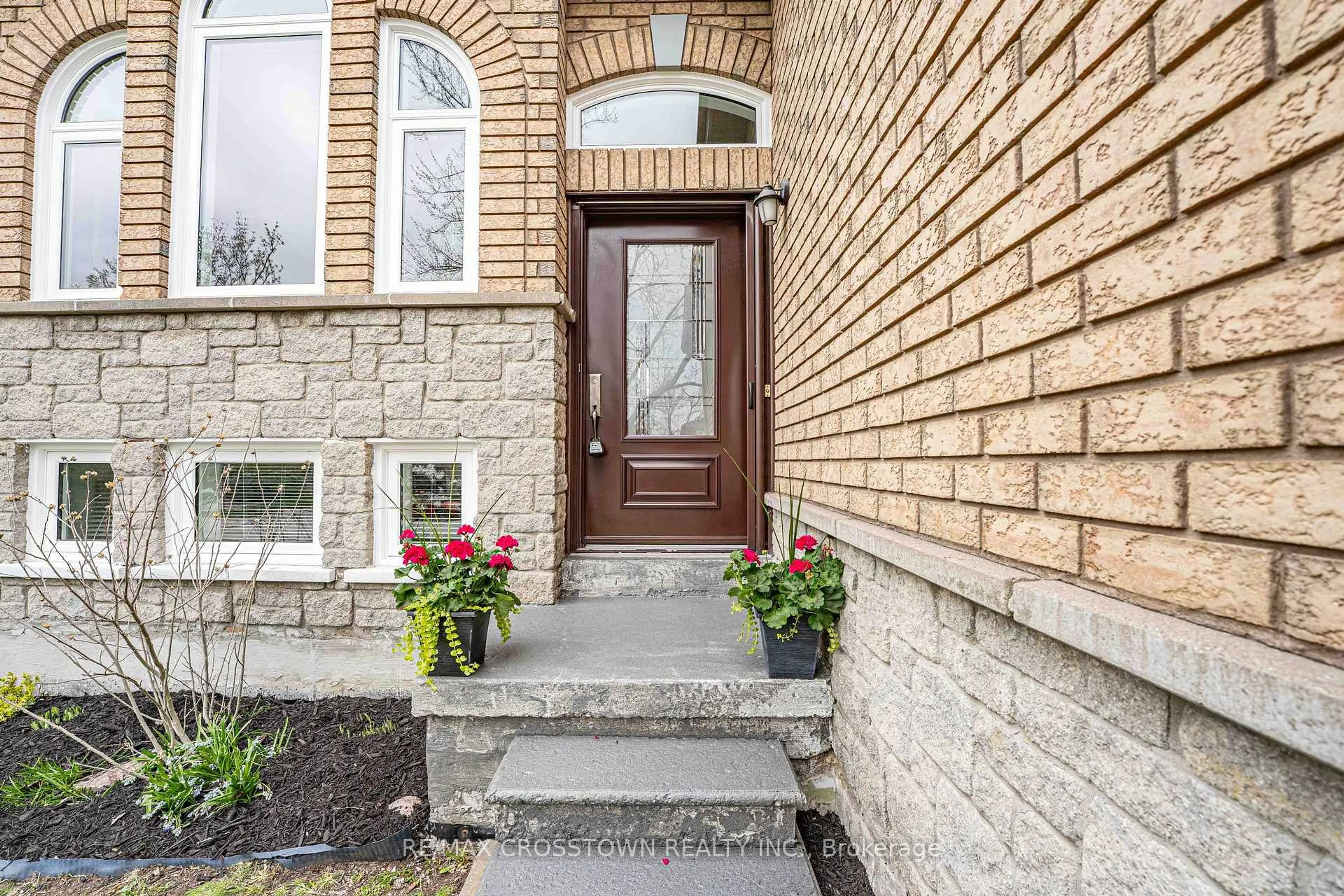 Home with brick exterior material, street for 36 Leslie Ave, Barrie Ontario L4N 9N9