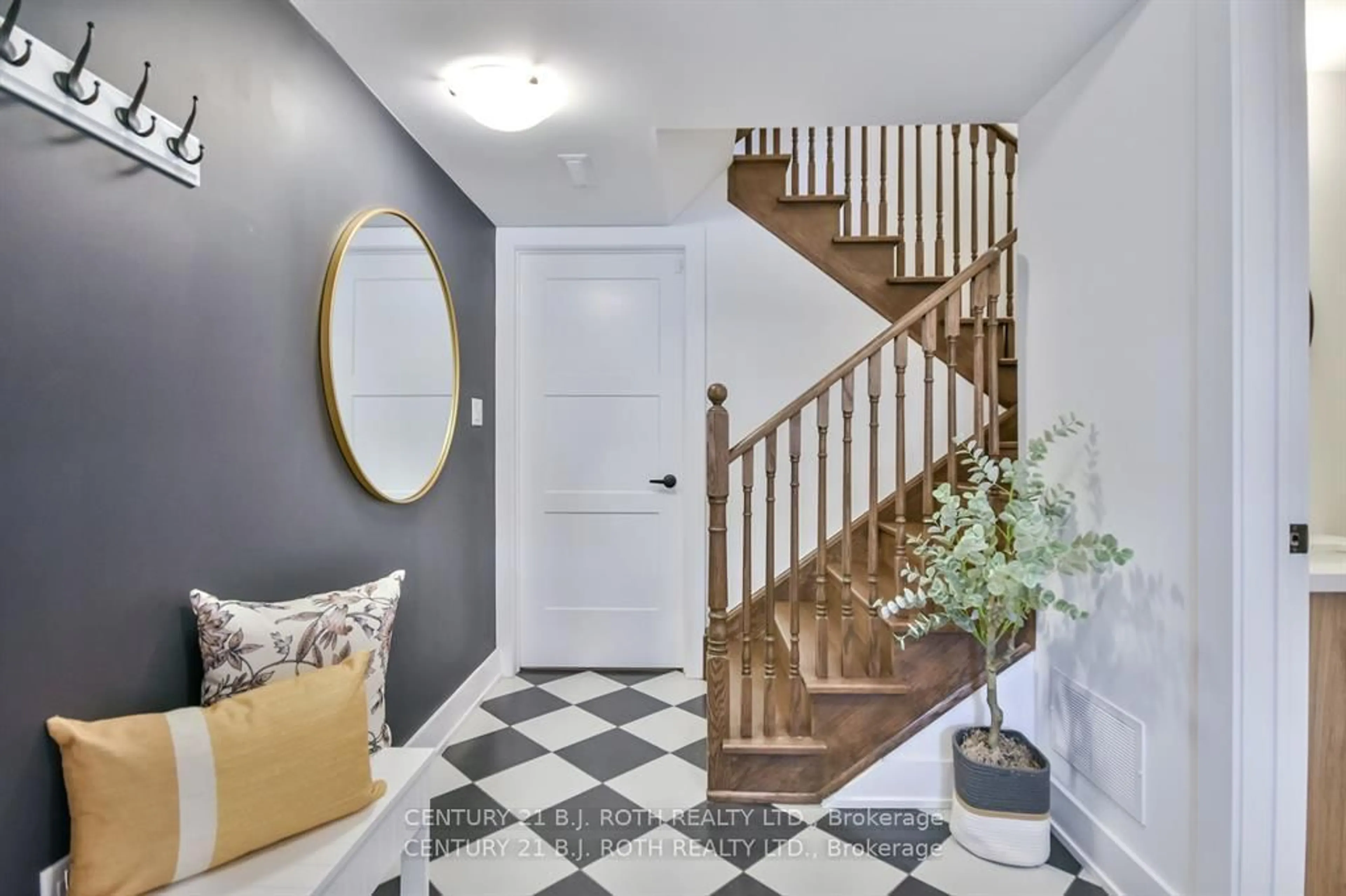 Indoor entryway for 32 Hay Lane, Barrie Ontario L9J 0C2