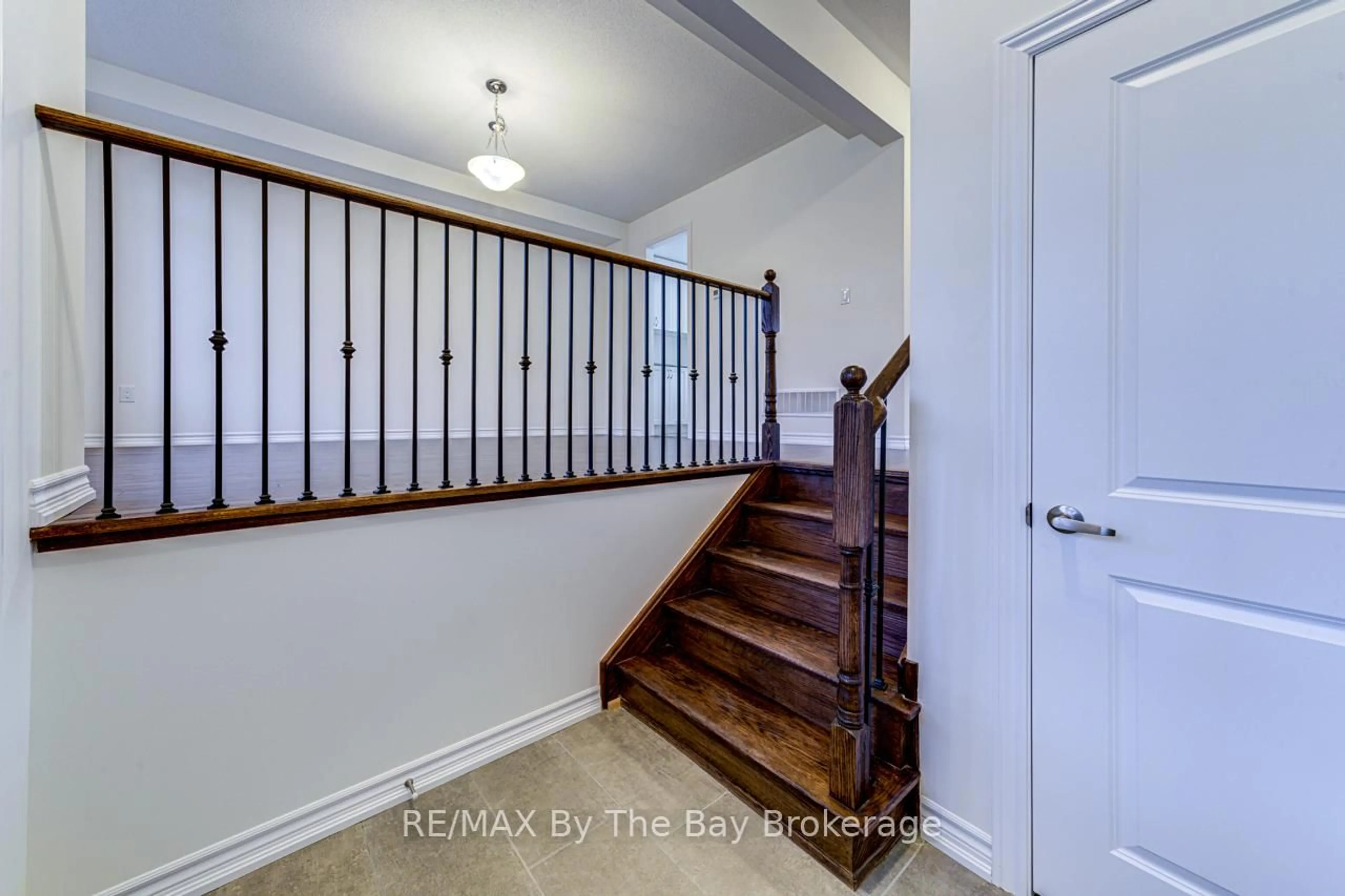 Indoor entryway for 178 Mapleside Dr, Wasaga Beach Ontario L9Z 0L4