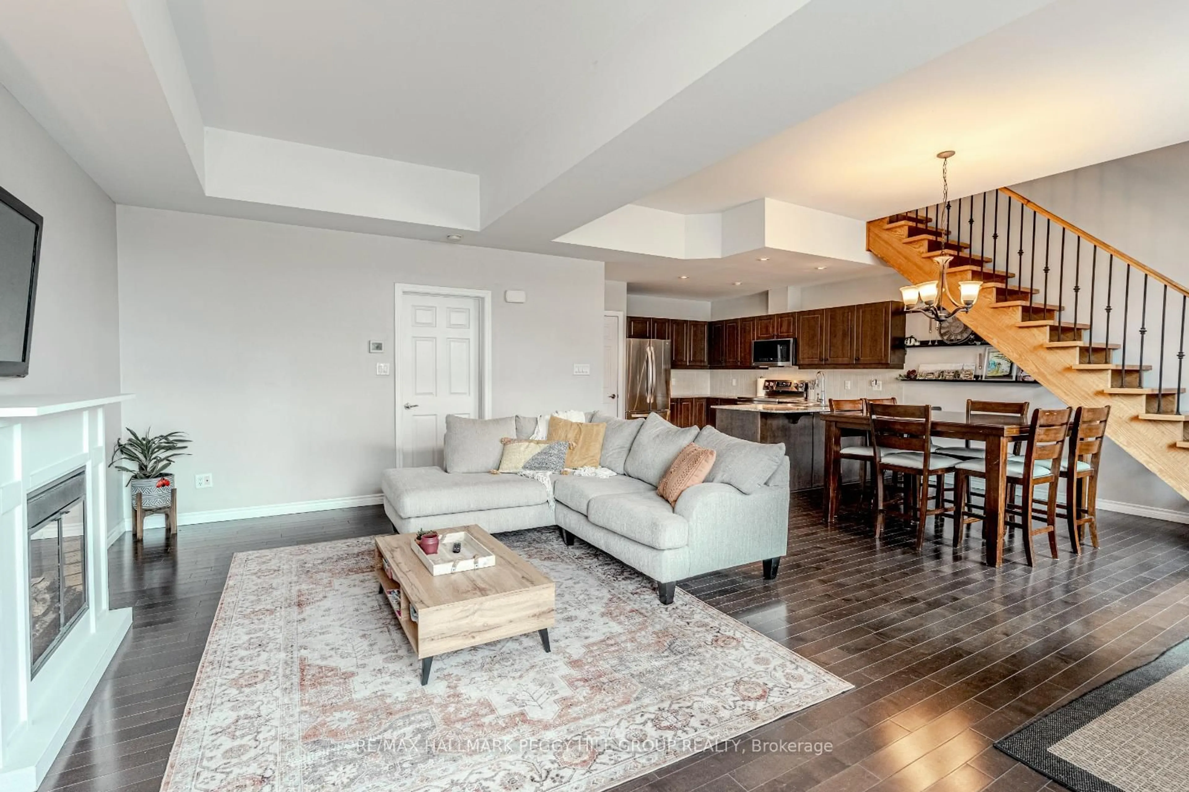 Living room with furniture, unknown for 6 Victoria St, Barrie Ontario L4N 6G2