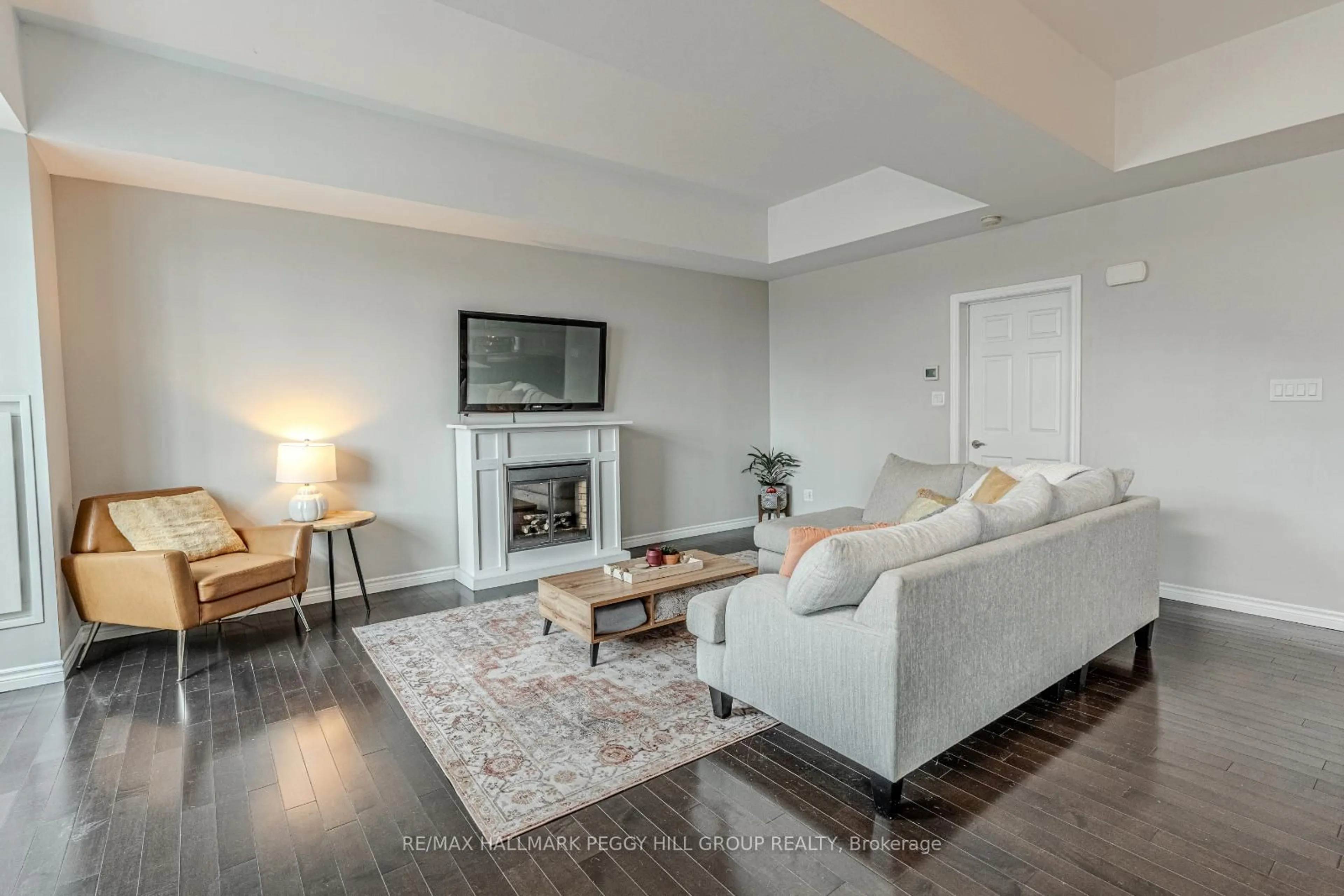 Living room with furniture, unknown for 6 Victoria St, Barrie Ontario L4N 6G2