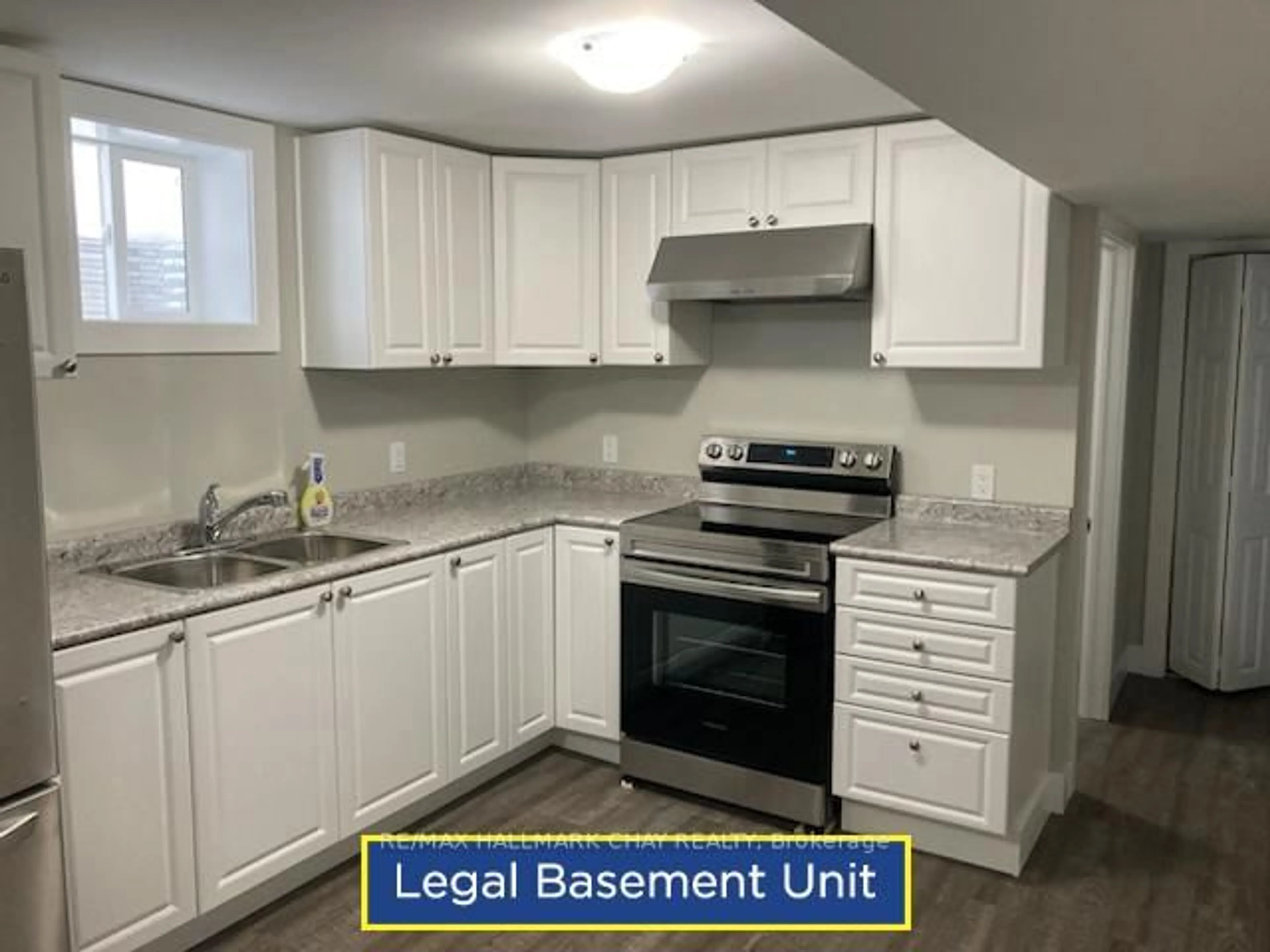 Standard kitchen, wood/laminate floor for 12 Bronte Cres, Barrie Ontario L4N 5B7
