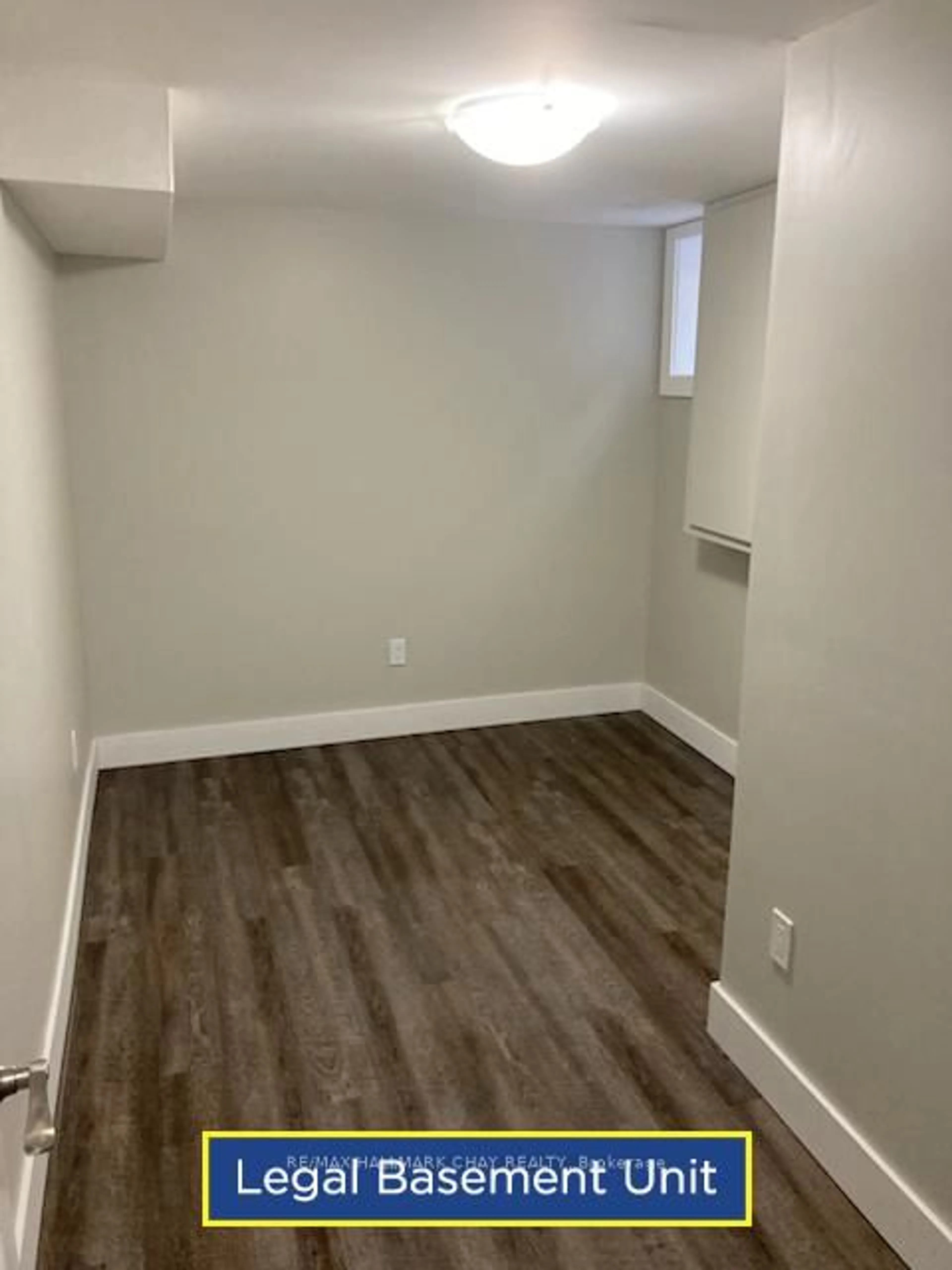 A pic of a room for 12 Bronte Cres, Barrie Ontario L4N 5B7