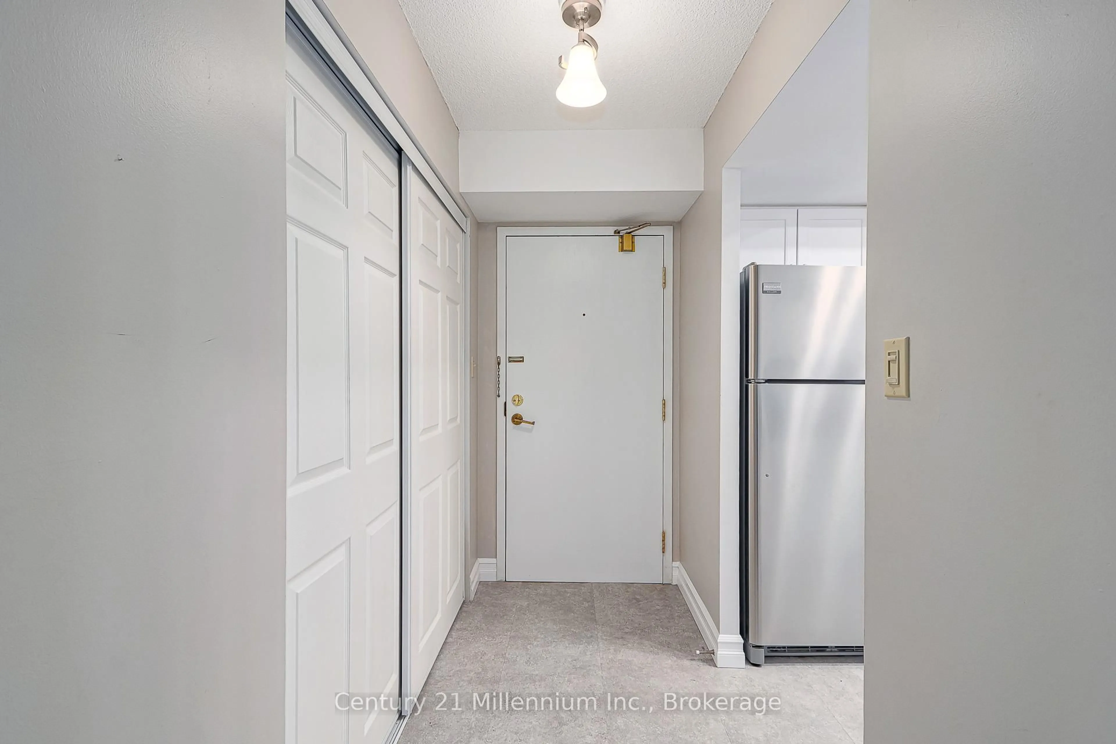 Indoor entryway for 172 Eighth St #401, Collingwood Ontario L9Y 4T2