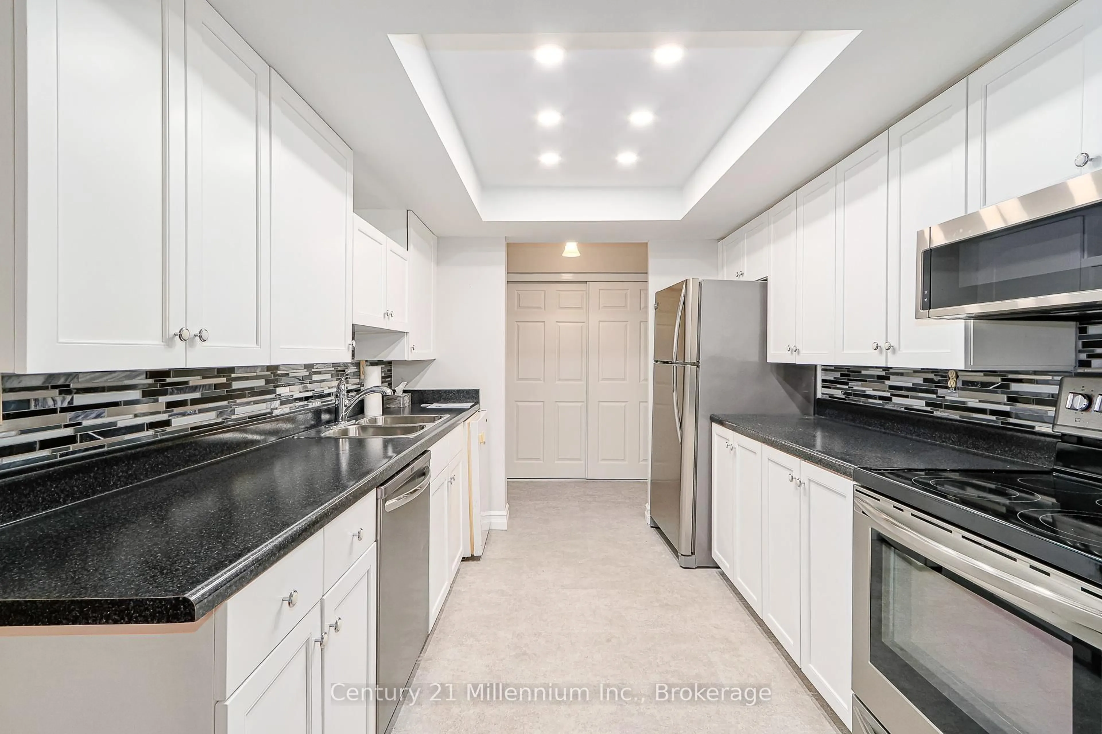 Standard kitchen, ceramic/tile floor for 172 Eighth St #401, Collingwood Ontario L9Y 4T2