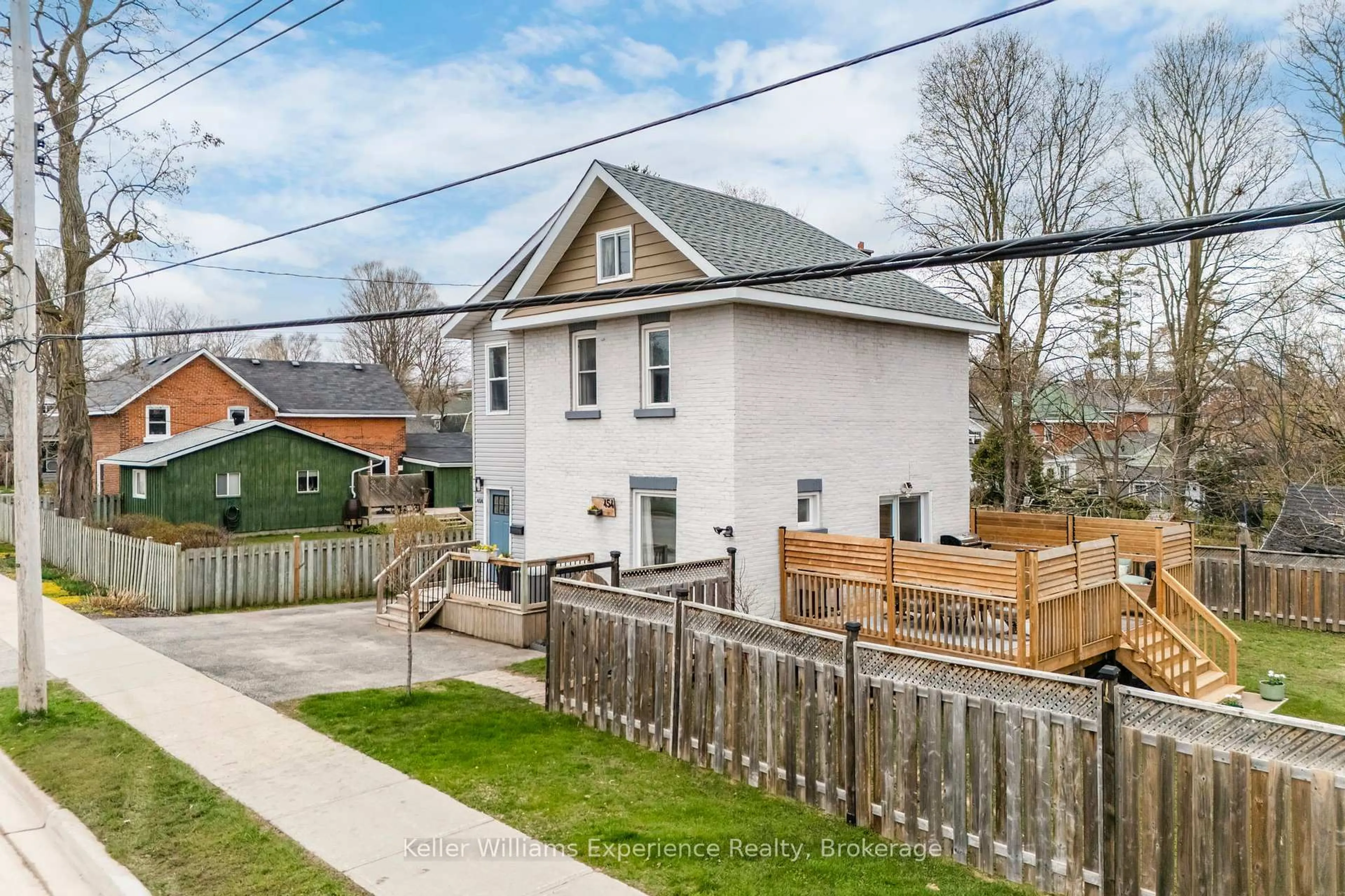A pic from outside/outdoor area/front of a property/back of a property/a pic from drone, street for 454 Colborne St, Midland Ontario L4R 2K9