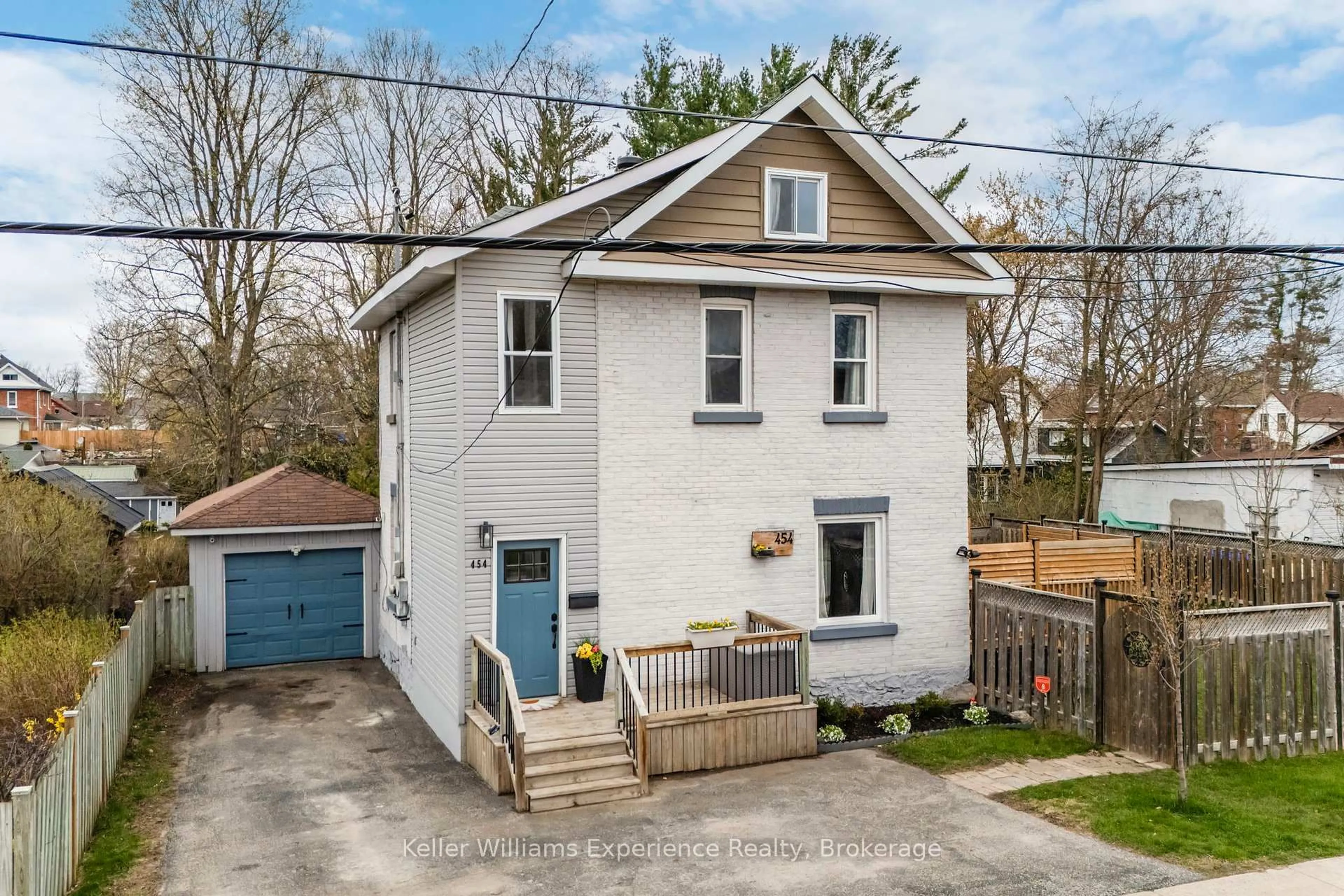 A pic from outside/outdoor area/front of a property/back of a property/a pic from drone, street for 454 Colborne St, Midland Ontario L4R 2K9