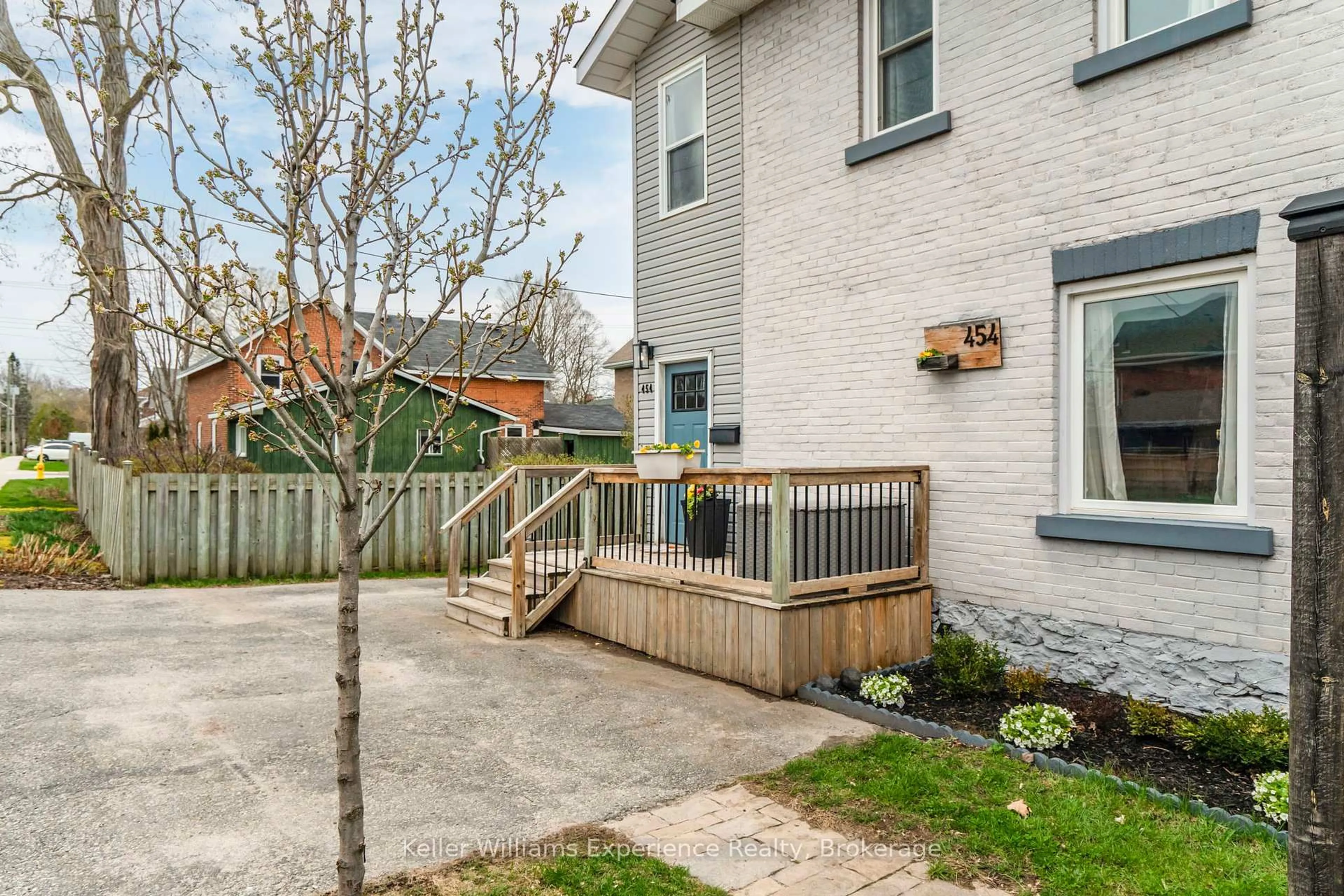 Patio, street for 454 Colborne St, Midland Ontario L4R 2K9