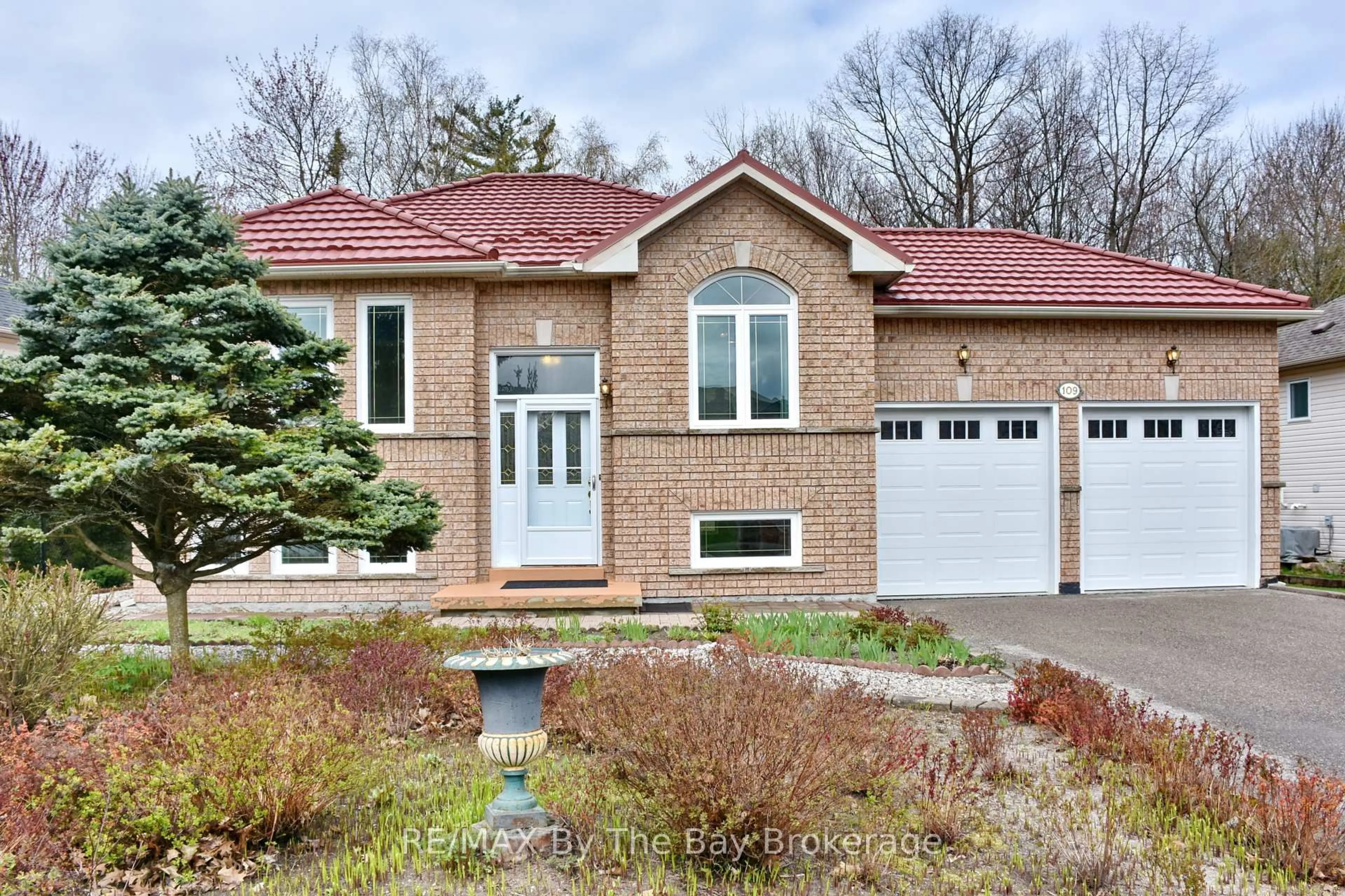 Home with brick exterior material, street for 109 Silver Birch Ave, Wasaga Beach Ontario L9Z 1N2