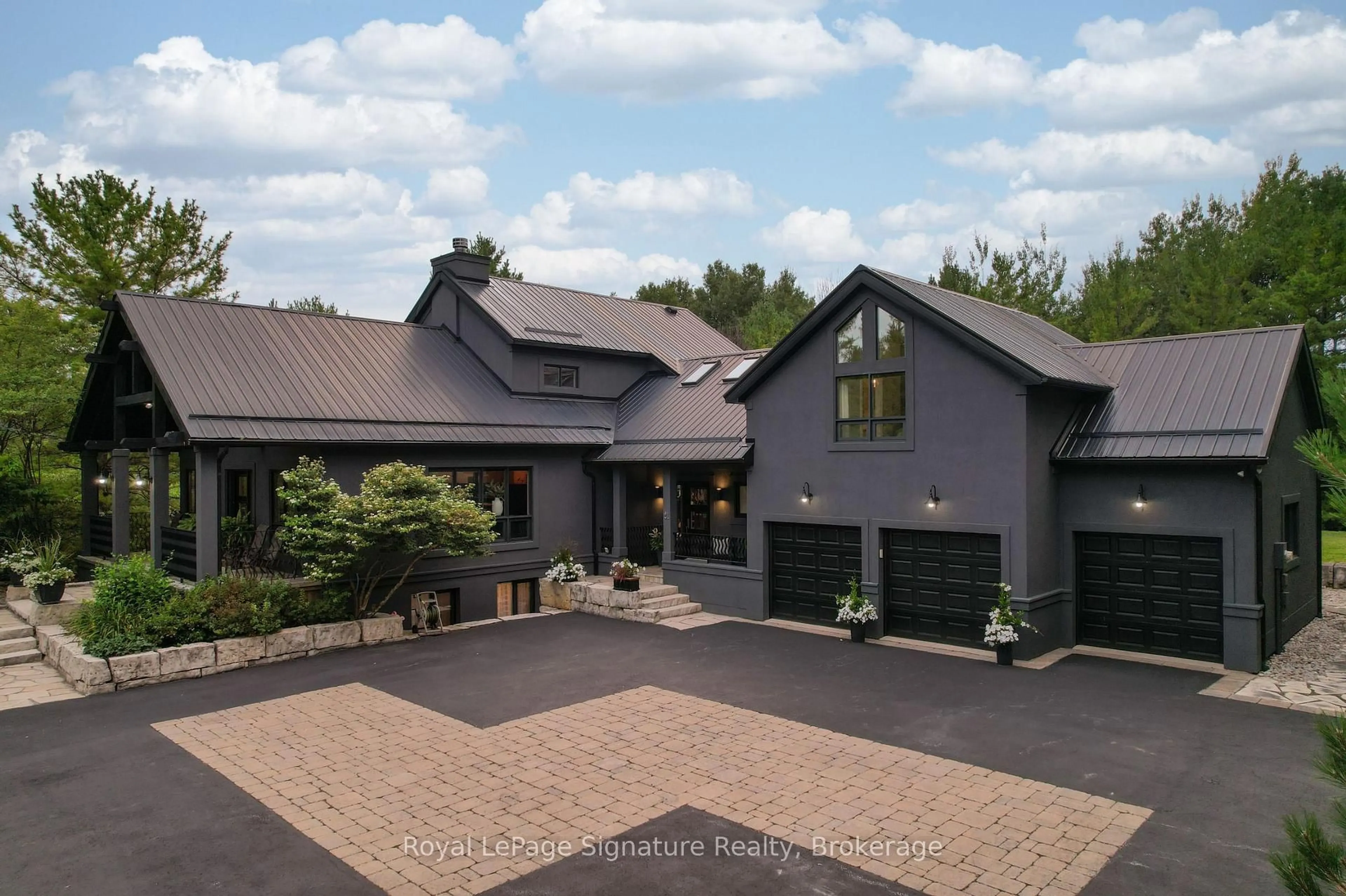 A pic from outside/outdoor area/front of a property/back of a property/a pic from drone, mountain view for 21 Trails End, Collingwood Ontario L9Y 5B1