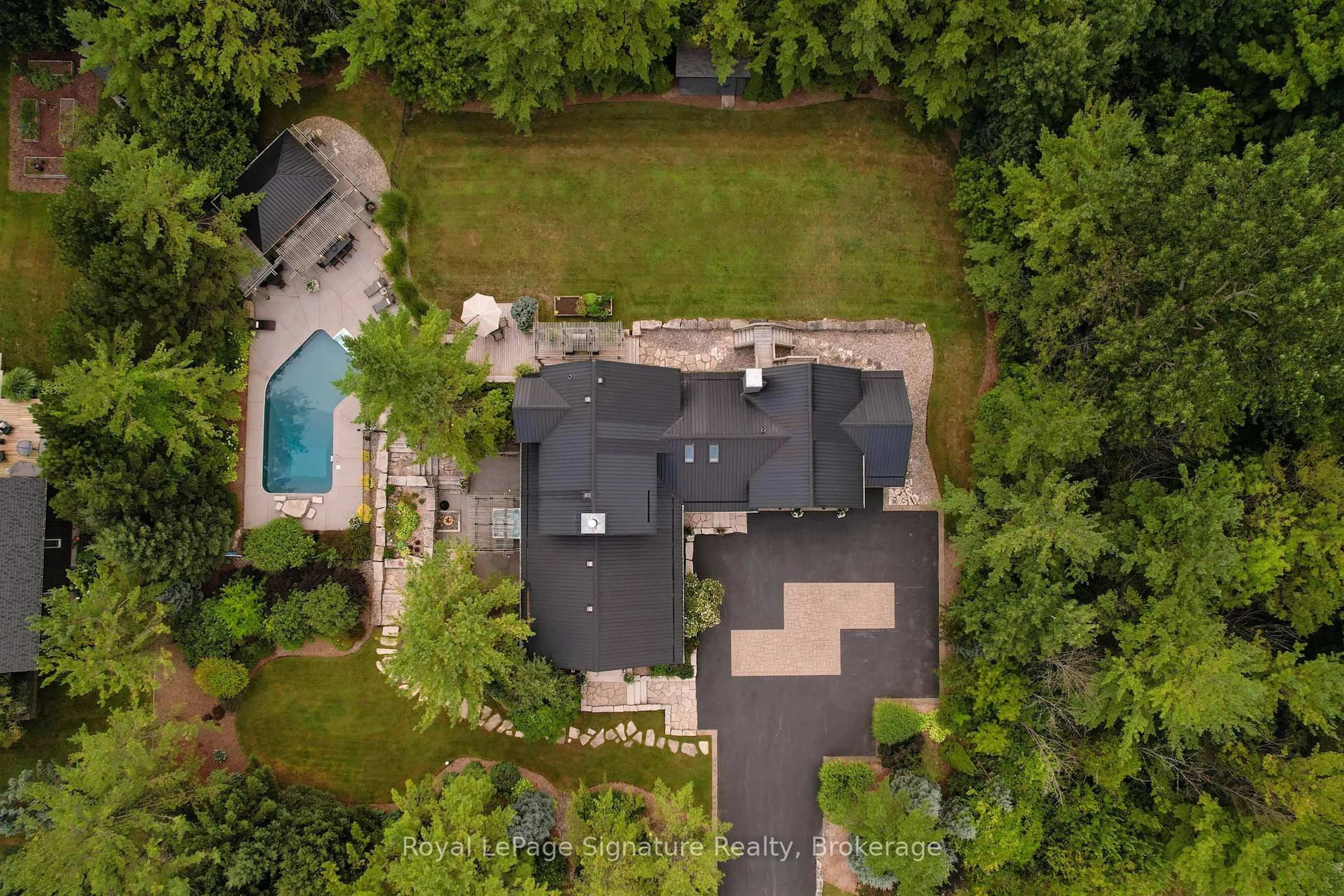 A pic from outside/outdoor area/front of a property/back of a property/a pic from drone, unknown for 21 Trails End, Collingwood Ontario L9Y 5B1