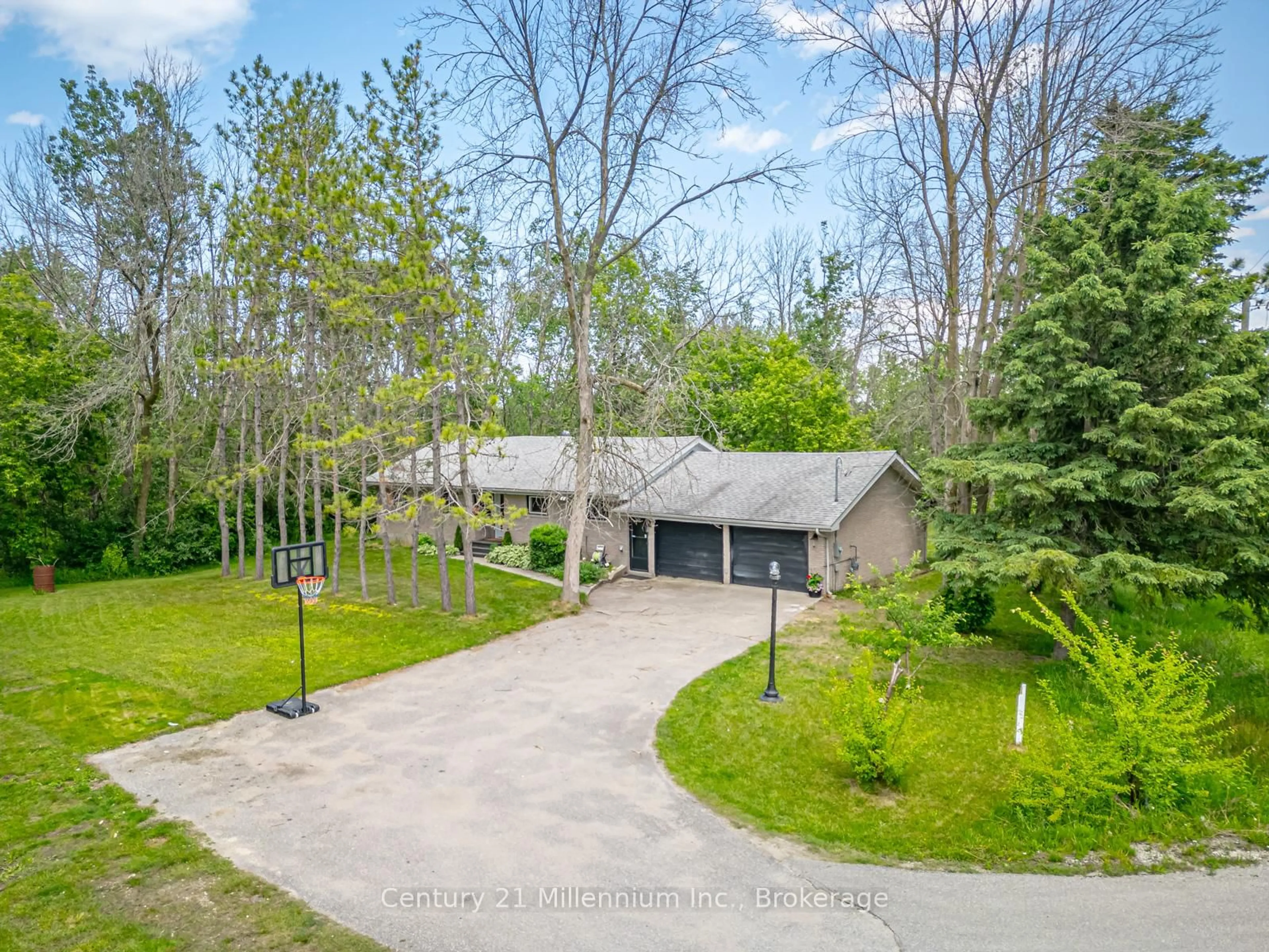 A pic from outside/outdoor area/front of a property/back of a property/a pic from drone, unknown for 6278 Vancise Crt, Clearview Ontario L9Z 2G5