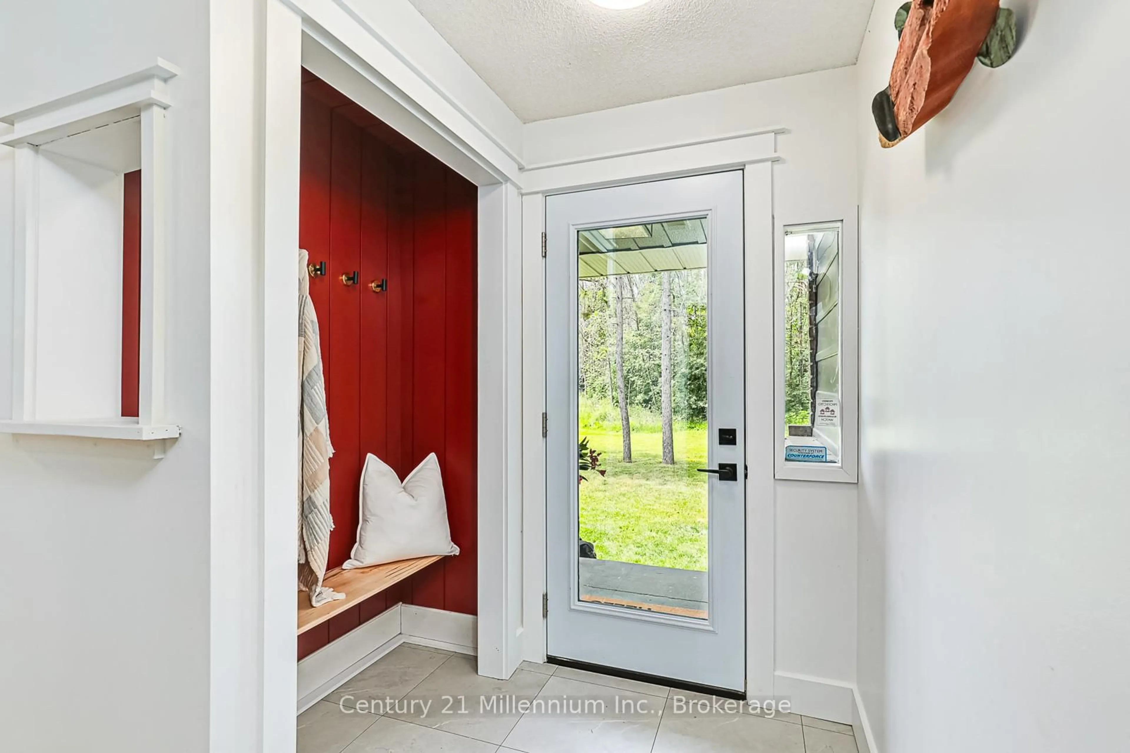 Indoor entryway for 6278 Vancise Crt, Clearview Ontario L9Z 2G5