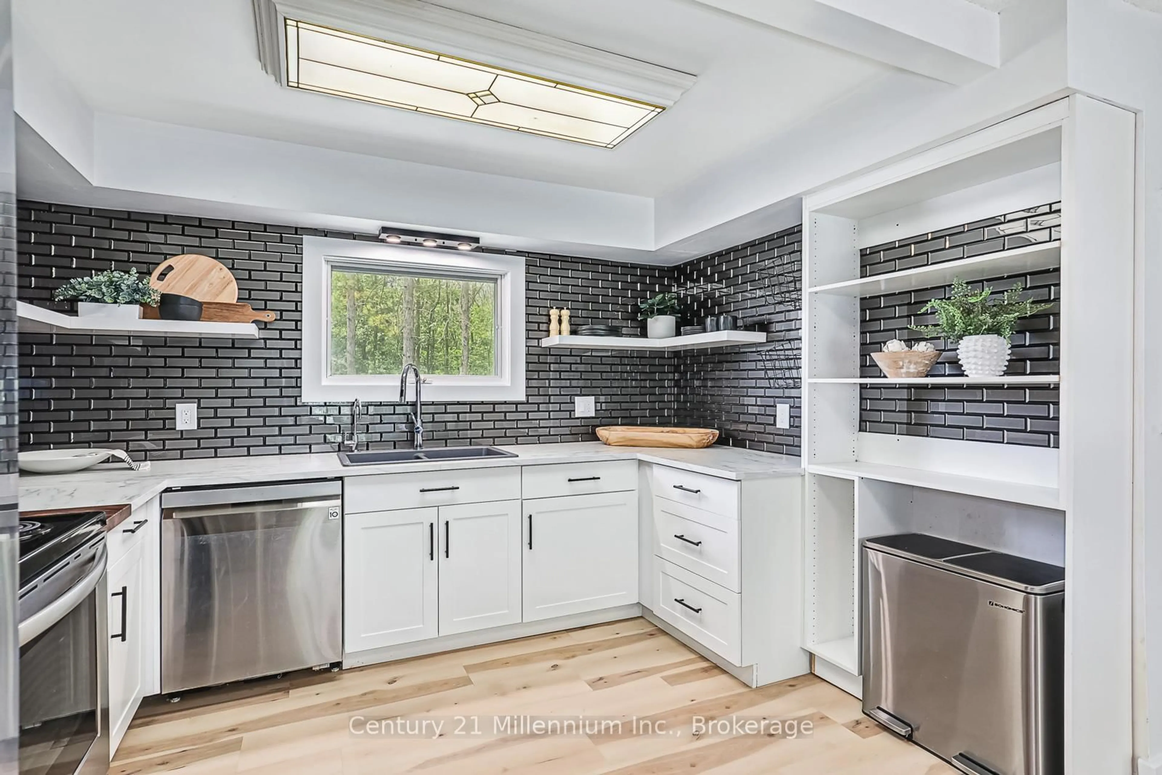 Contemporary kitchen, ceramic/tile floor for 6278 Vancise Crt, Clearview Ontario L9Z 2G5