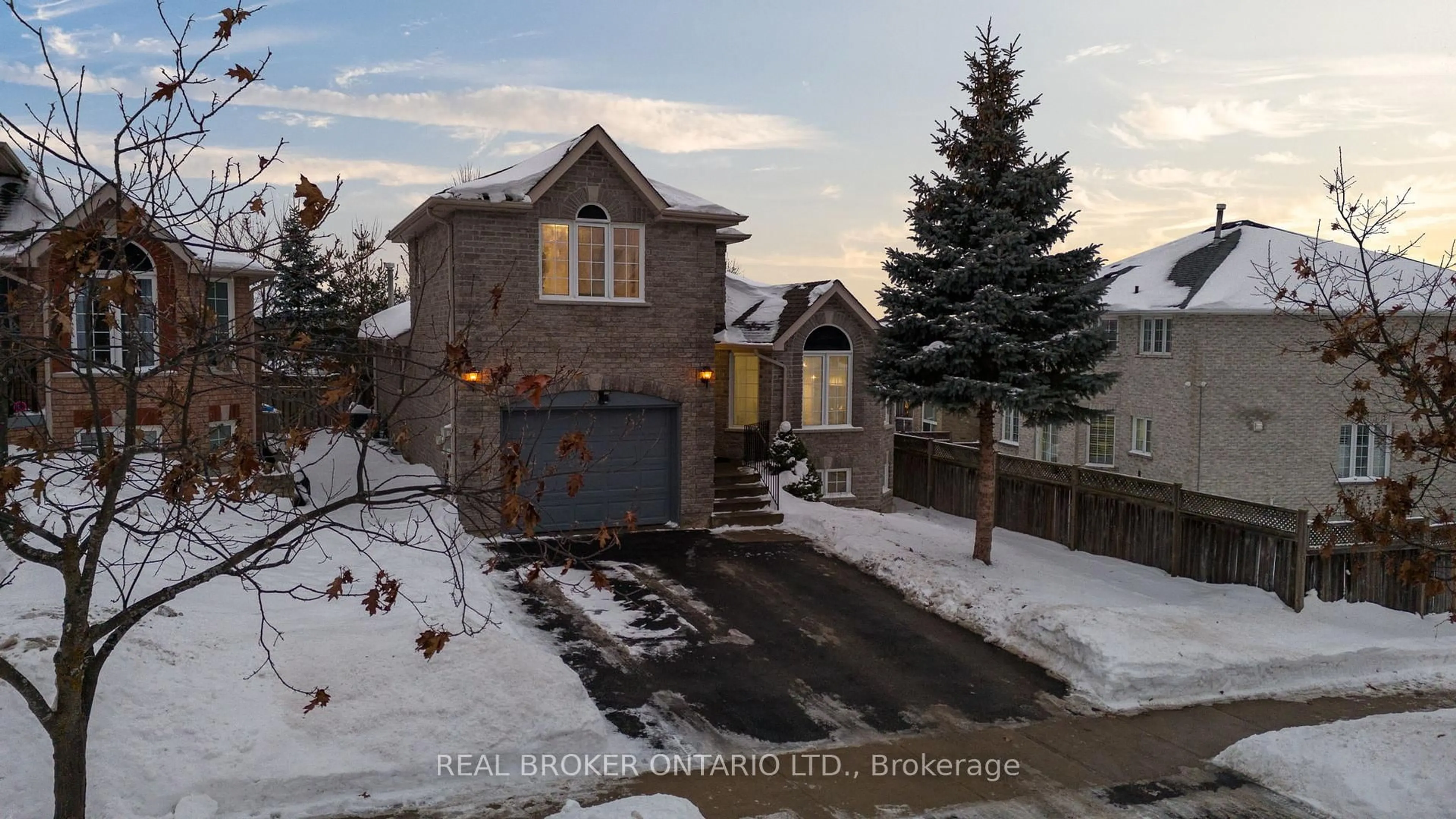 A pic from outside/outdoor area/front of a property/back of a property/a pic from drone, street for 31 Bell St, Barrie Ontario L4N 0J2