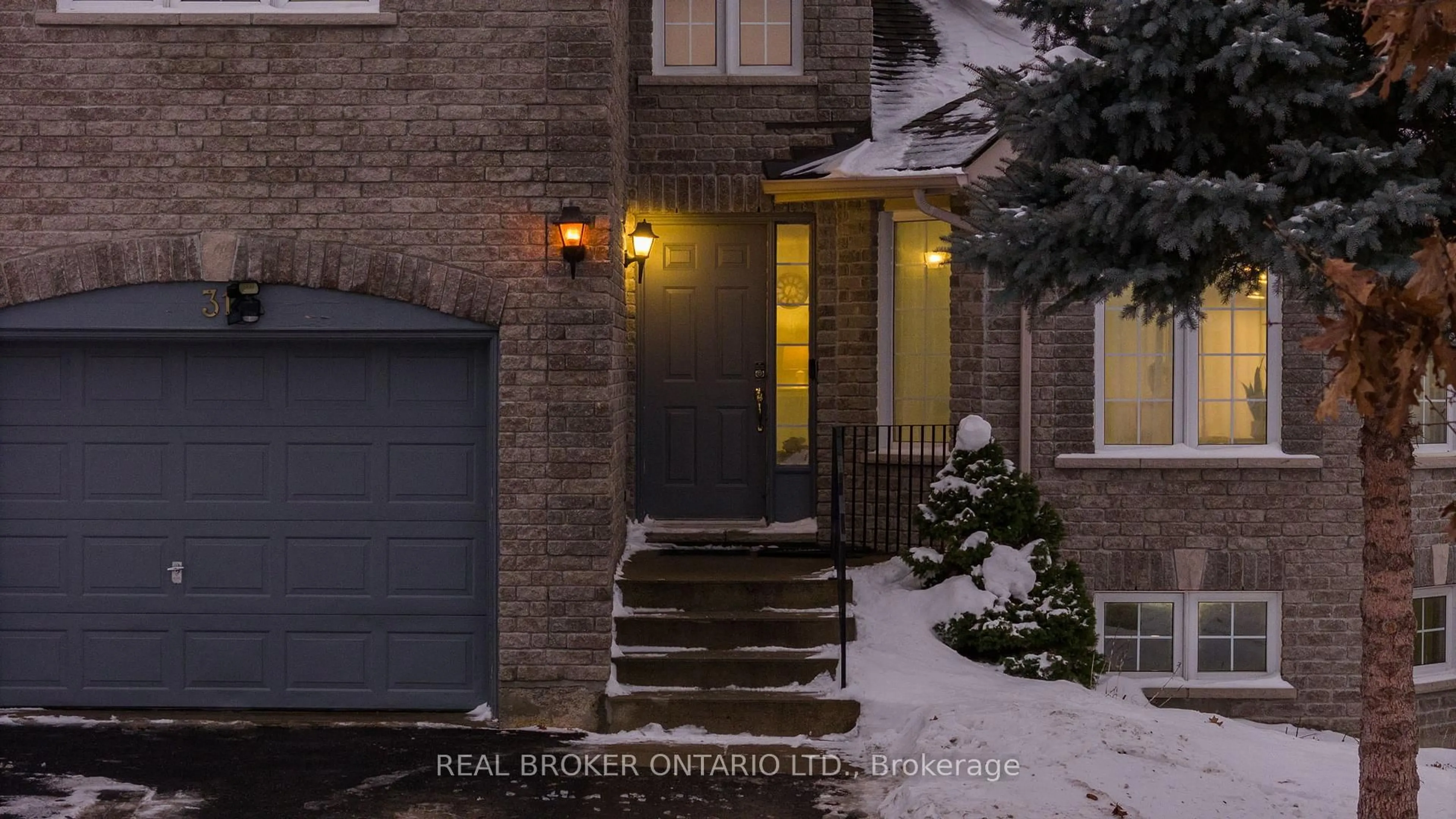 Indoor entryway for 31 Bell St, Barrie Ontario L4N 0J2