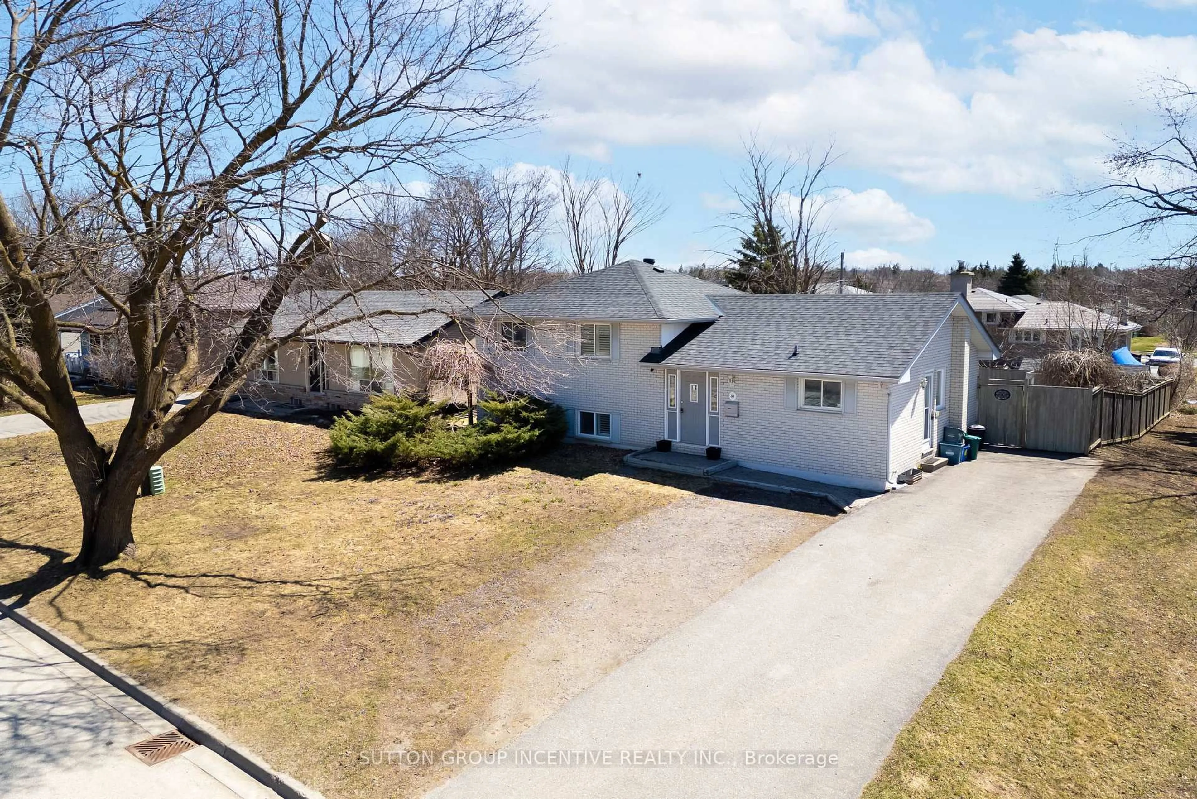 A pic from outside/outdoor area/front of a property/back of a property/a pic from drone, street for 69 Ottaway Ave, Barrie Ontario L4M 2X1