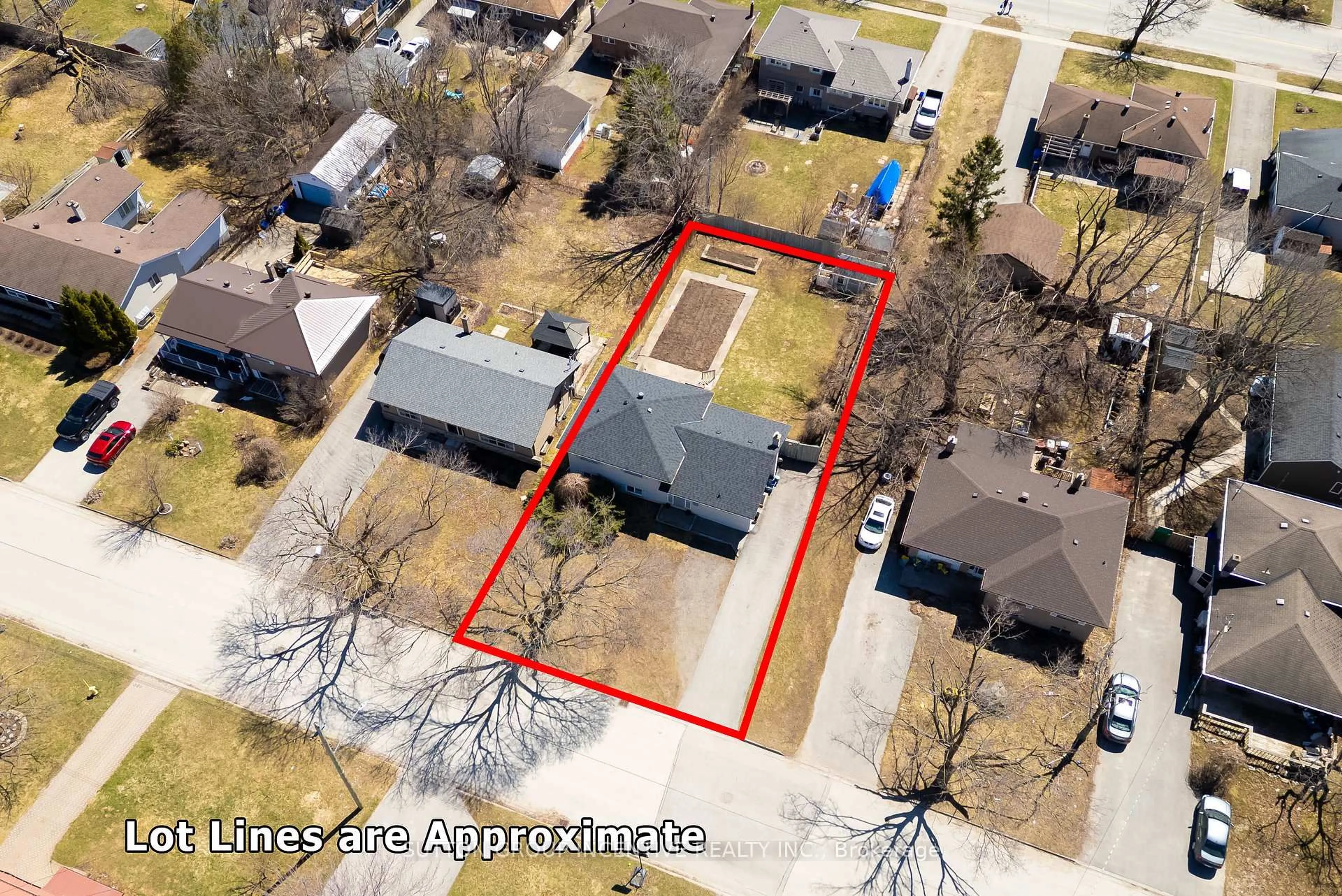 A pic from outside/outdoor area/front of a property/back of a property/a pic from drone, street for 69 Ottaway Ave, Barrie Ontario L4M 2X1