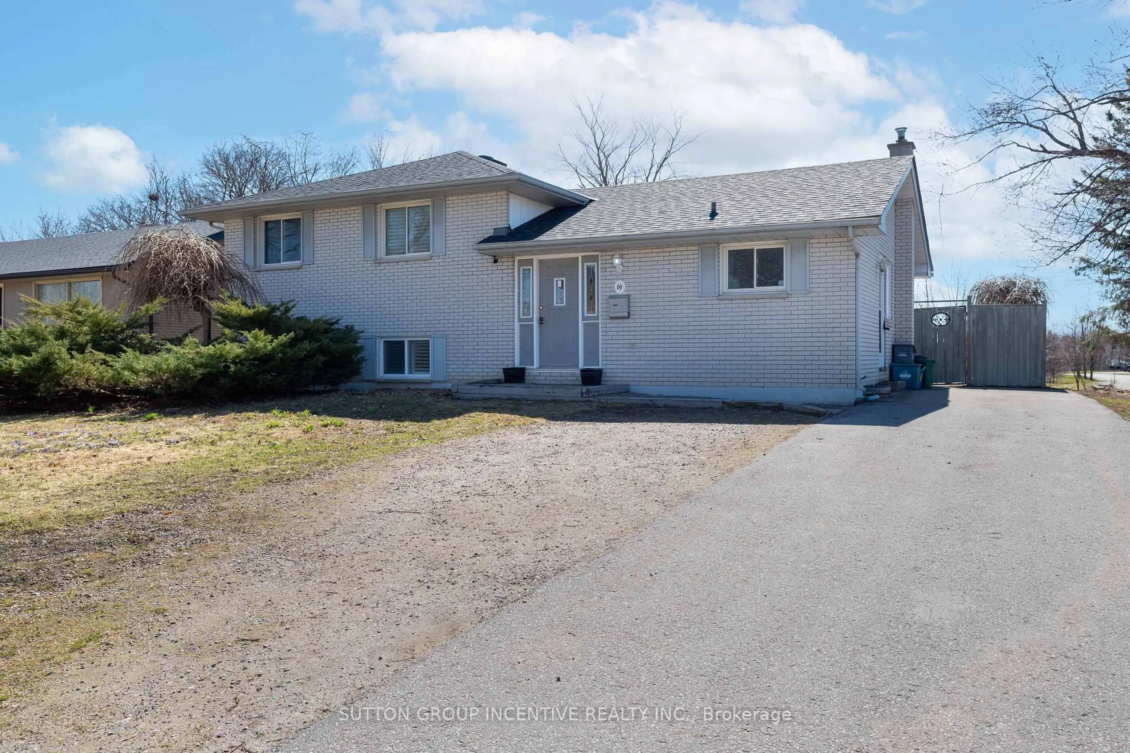 Home with vinyl exterior material, street for 69 Ottaway Ave, Barrie Ontario L4M 2X1
