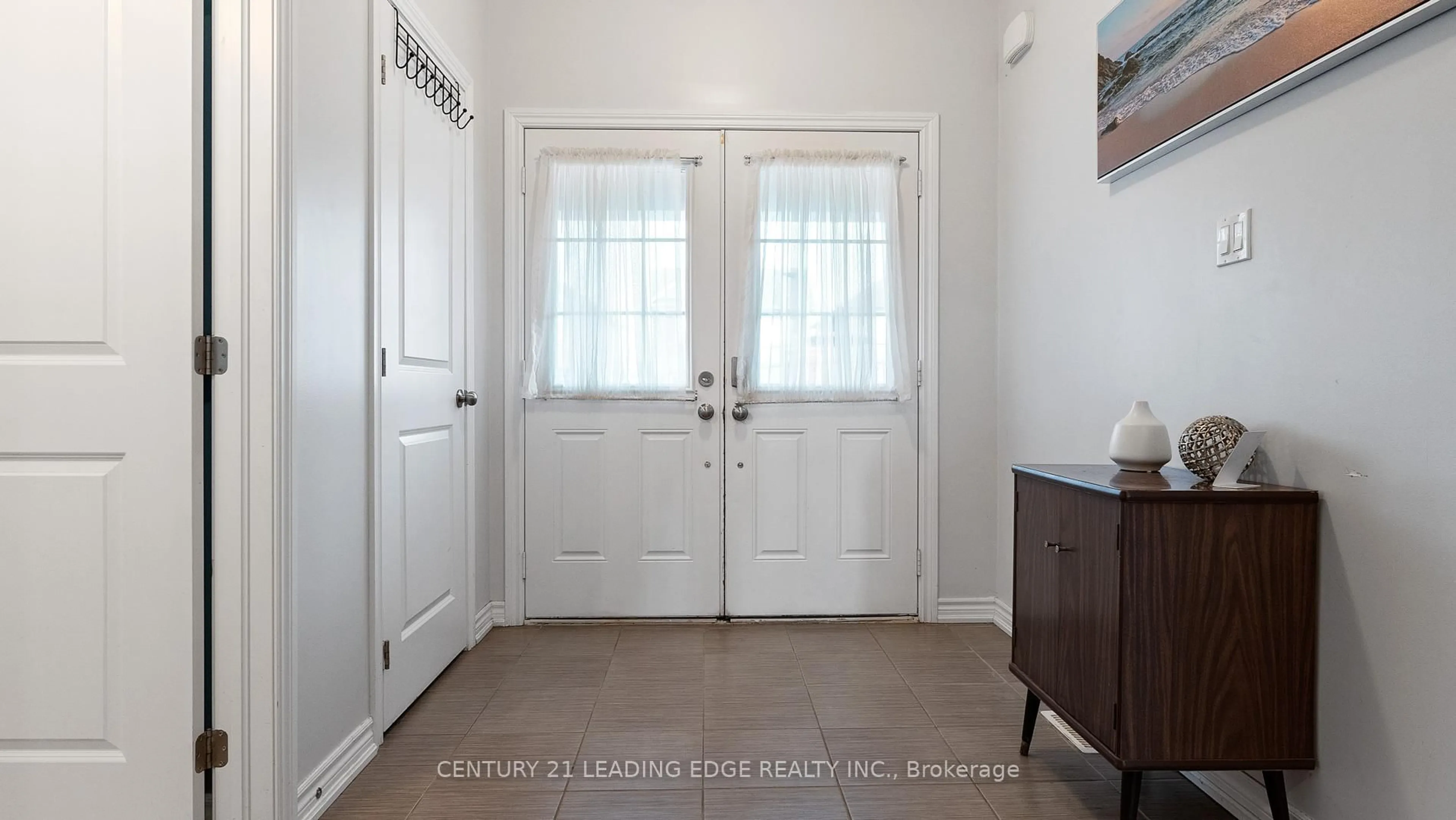 Indoor entryway for 106 Diana Dr, Orillia Ontario L3V 8J7
