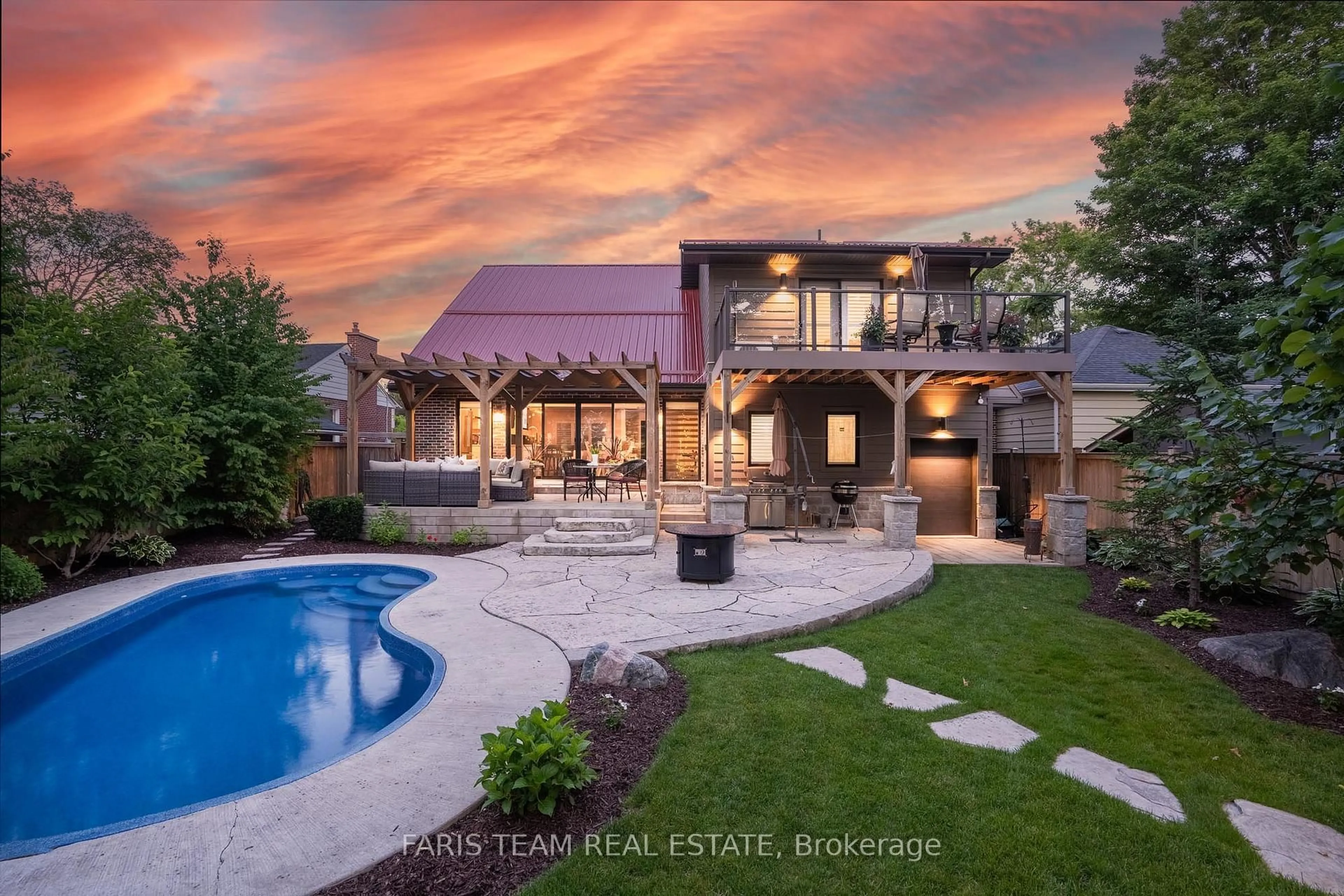 A pic from outside/outdoor area/front of a property/back of a property/a pic from drone, water/lake/river/ocean view for 92 Nelson St, Barrie Ontario L4M 4K5