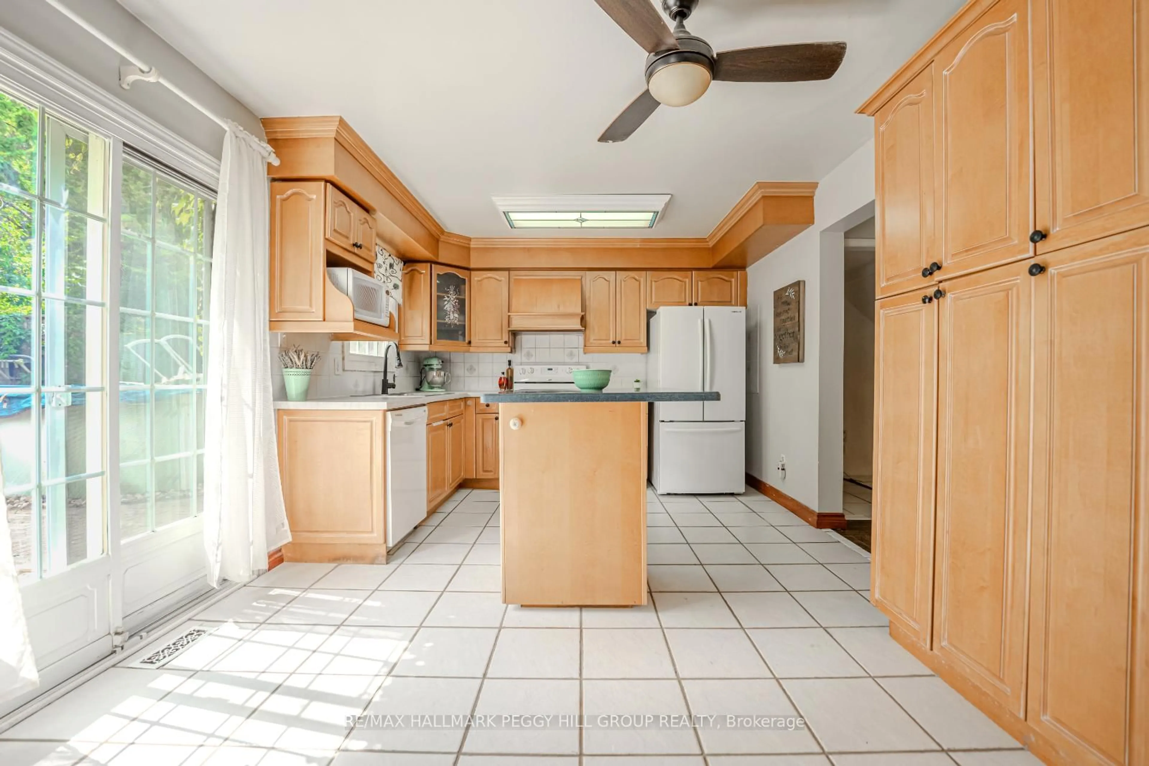 Standard kitchen, ceramic/tile floor for 9 Oriole Crt, Barrie Ontario L4M 5N1