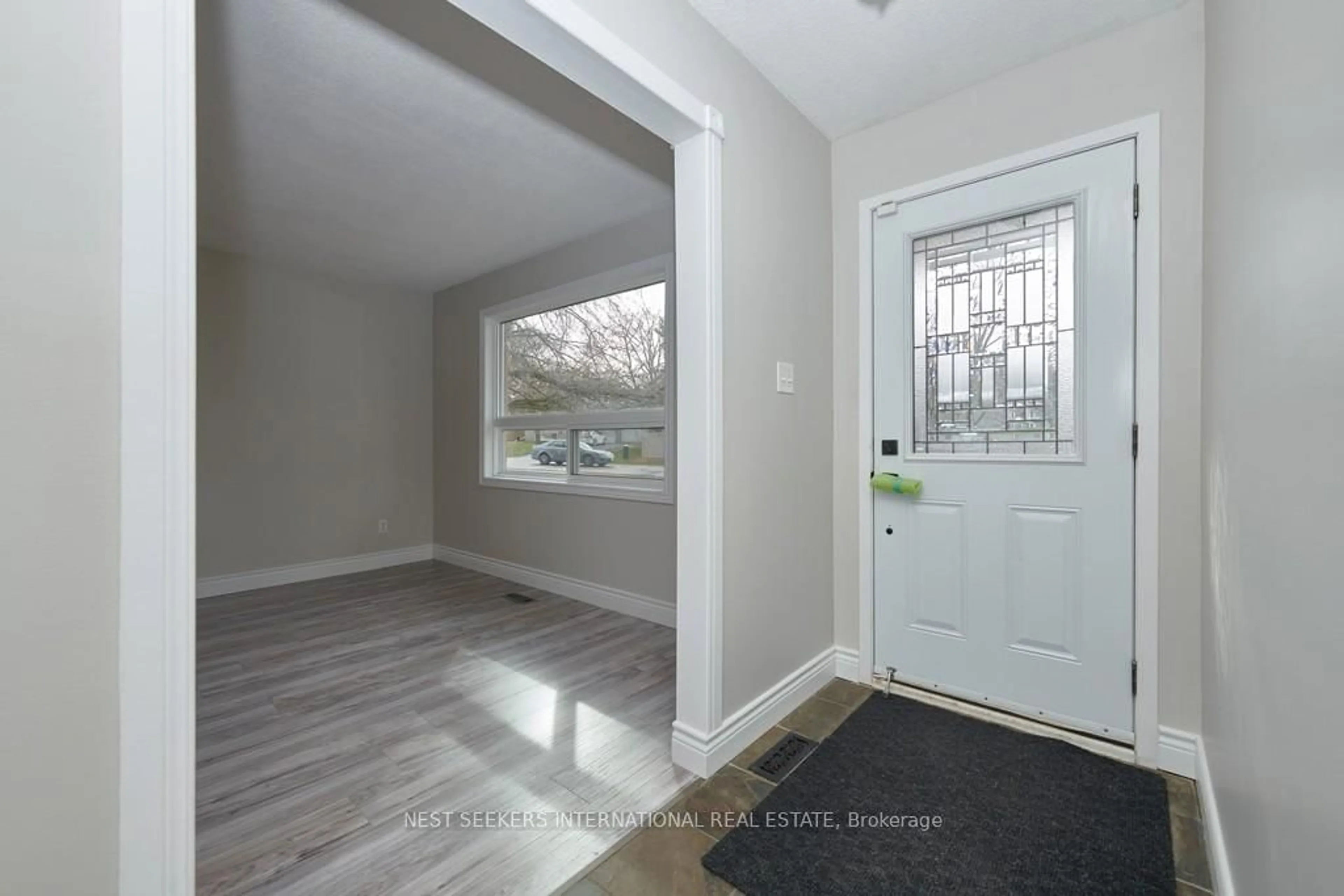 Indoor entryway for 257 Dodson Rd, Barrie Ontario L4N 4T6