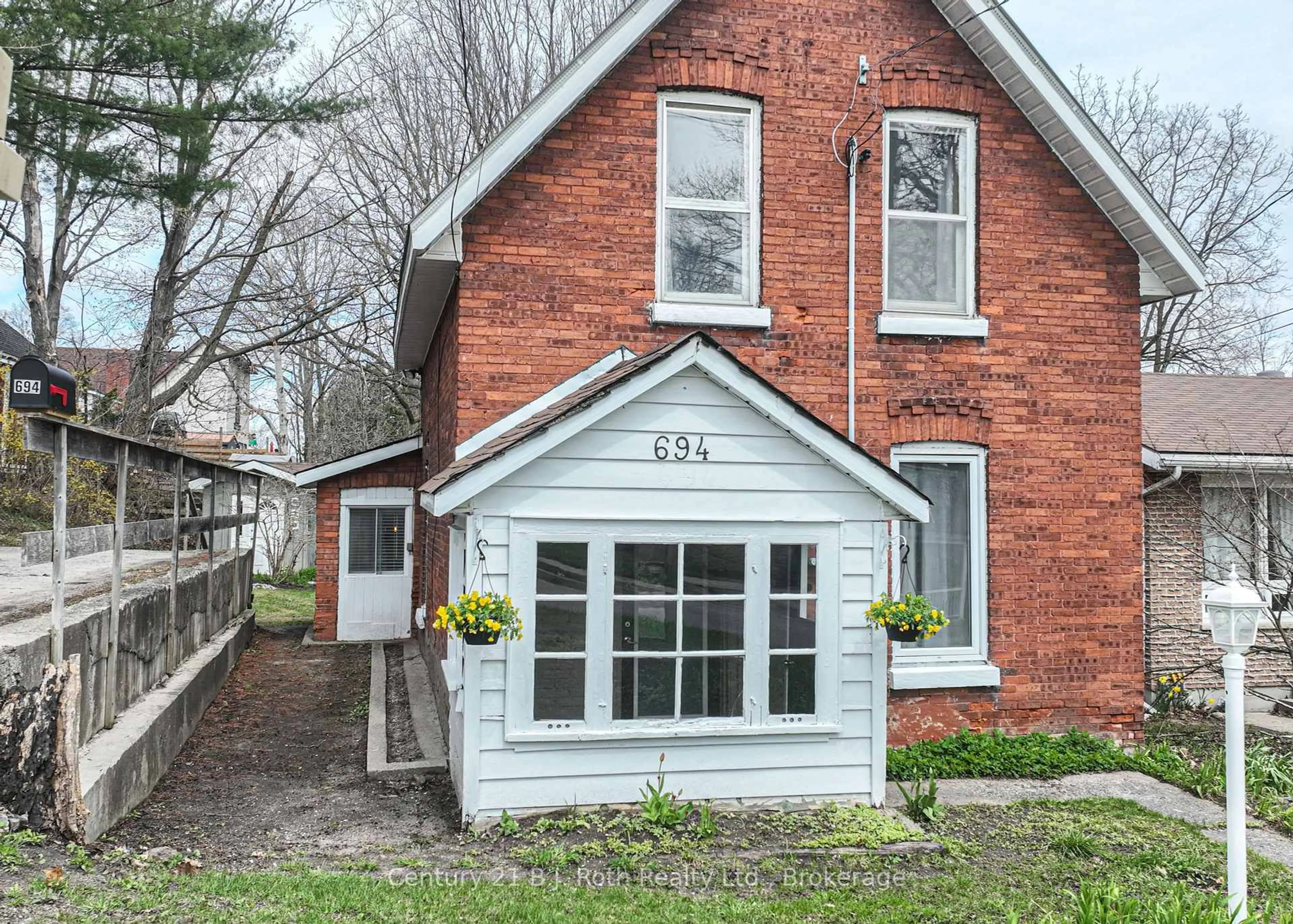 Home with brick exterior material, street for 694 Quebec St, Midland Ontario L4R 1E4