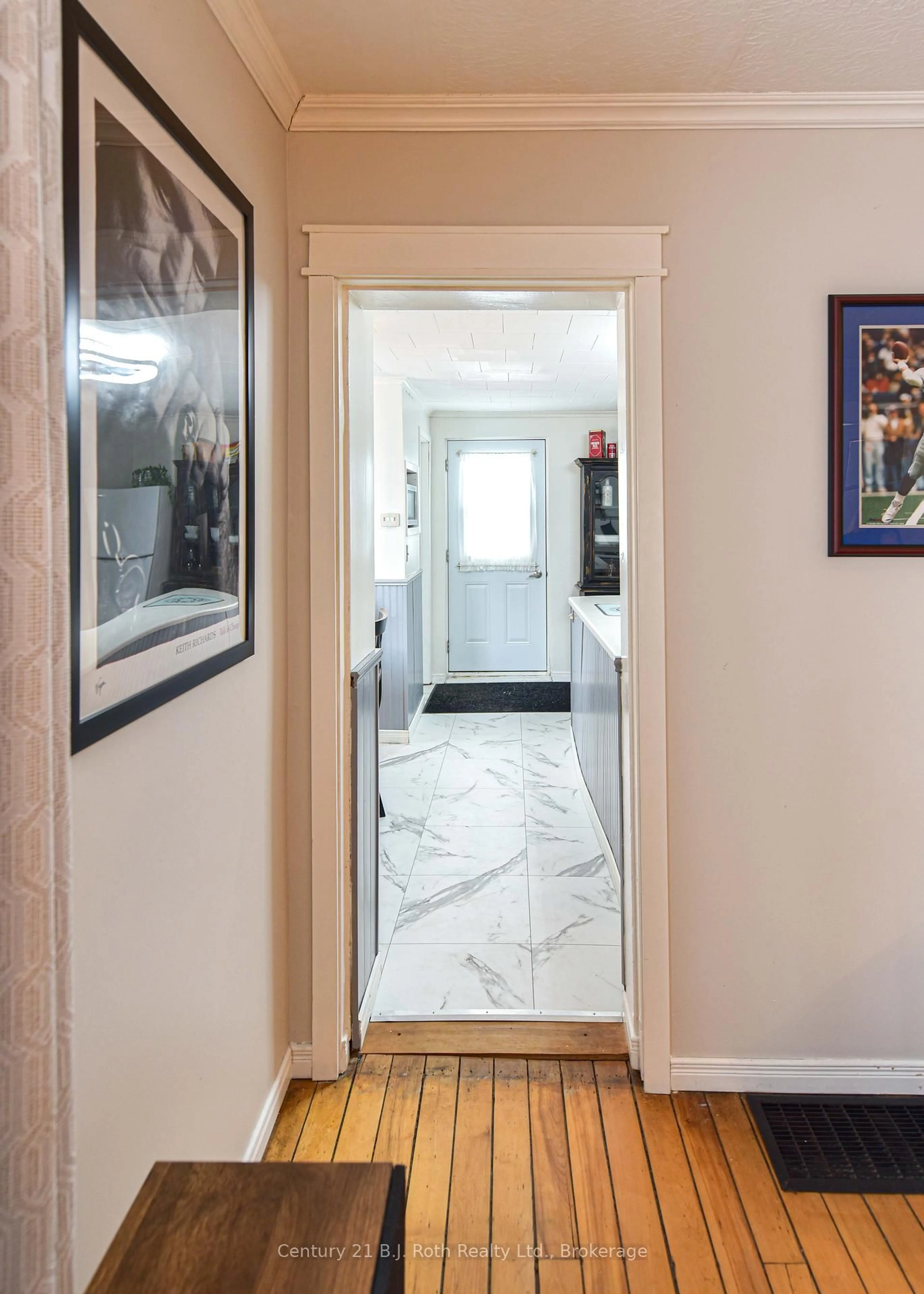 Indoor entryway for 694 Quebec St, Midland Ontario L4R 1E4