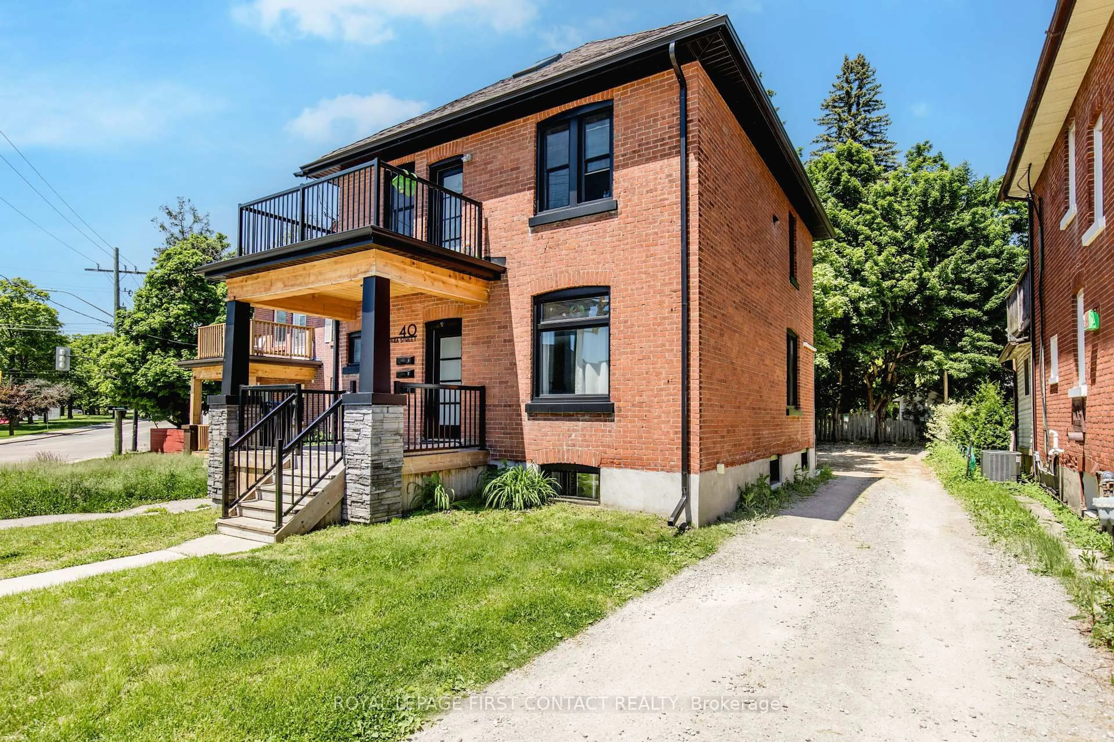 Home with brick exterior material, street for 40 Sophia St, Barrie Ontario L4N 1J3