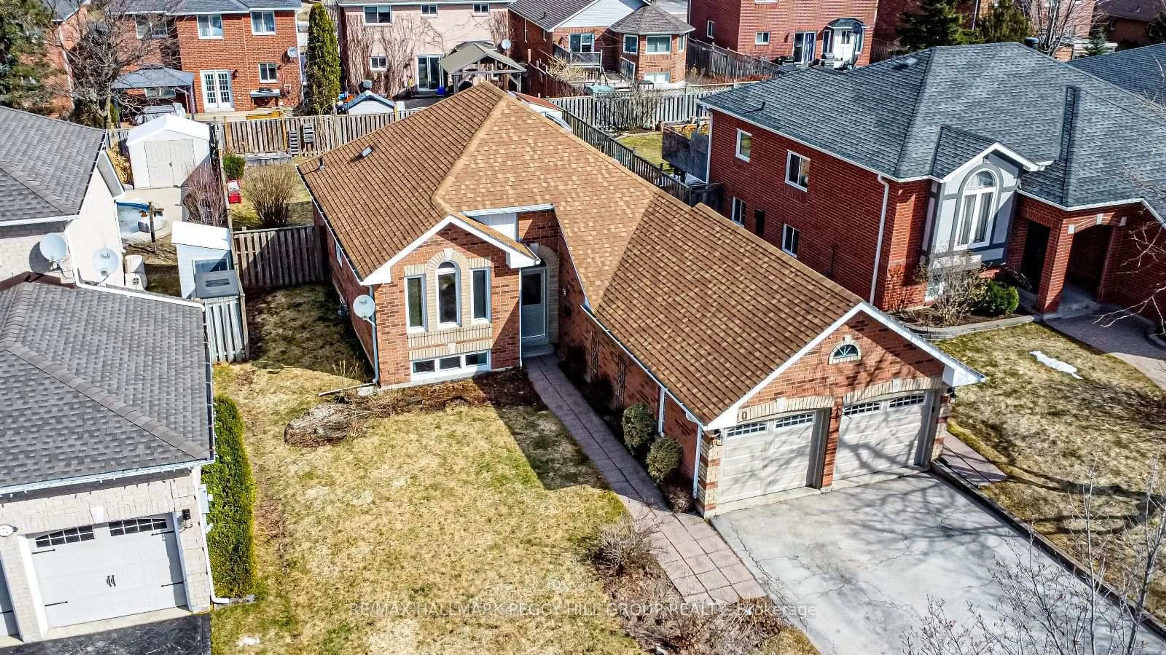 A pic from outside/outdoor area/front of a property/back of a property/a pic from drone, street for 70 Hurst Dr, Barrie Ontario L4N 8K4